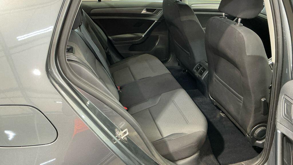 Volkswagen Golf - Image 9