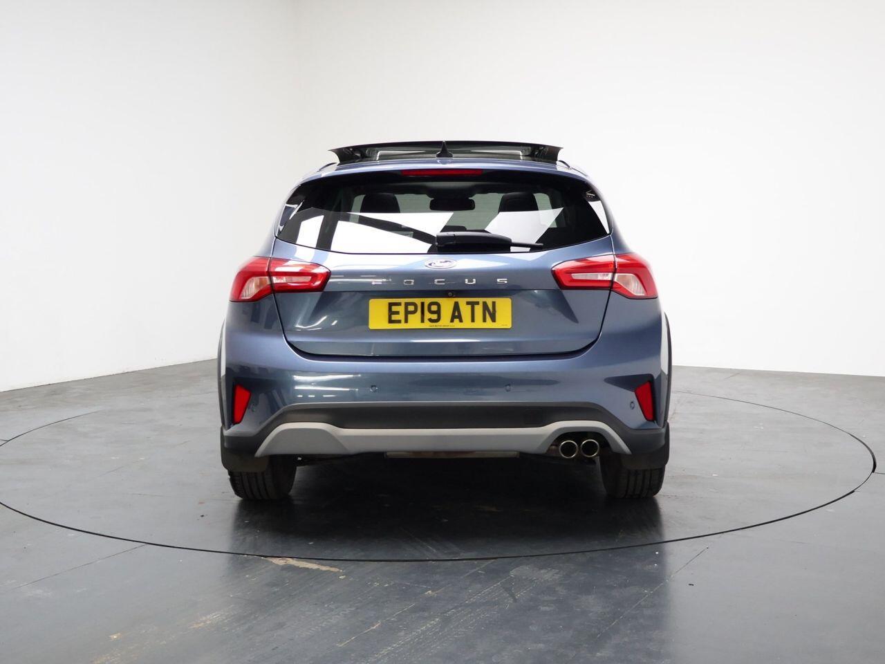 Ford Focus - Image 11