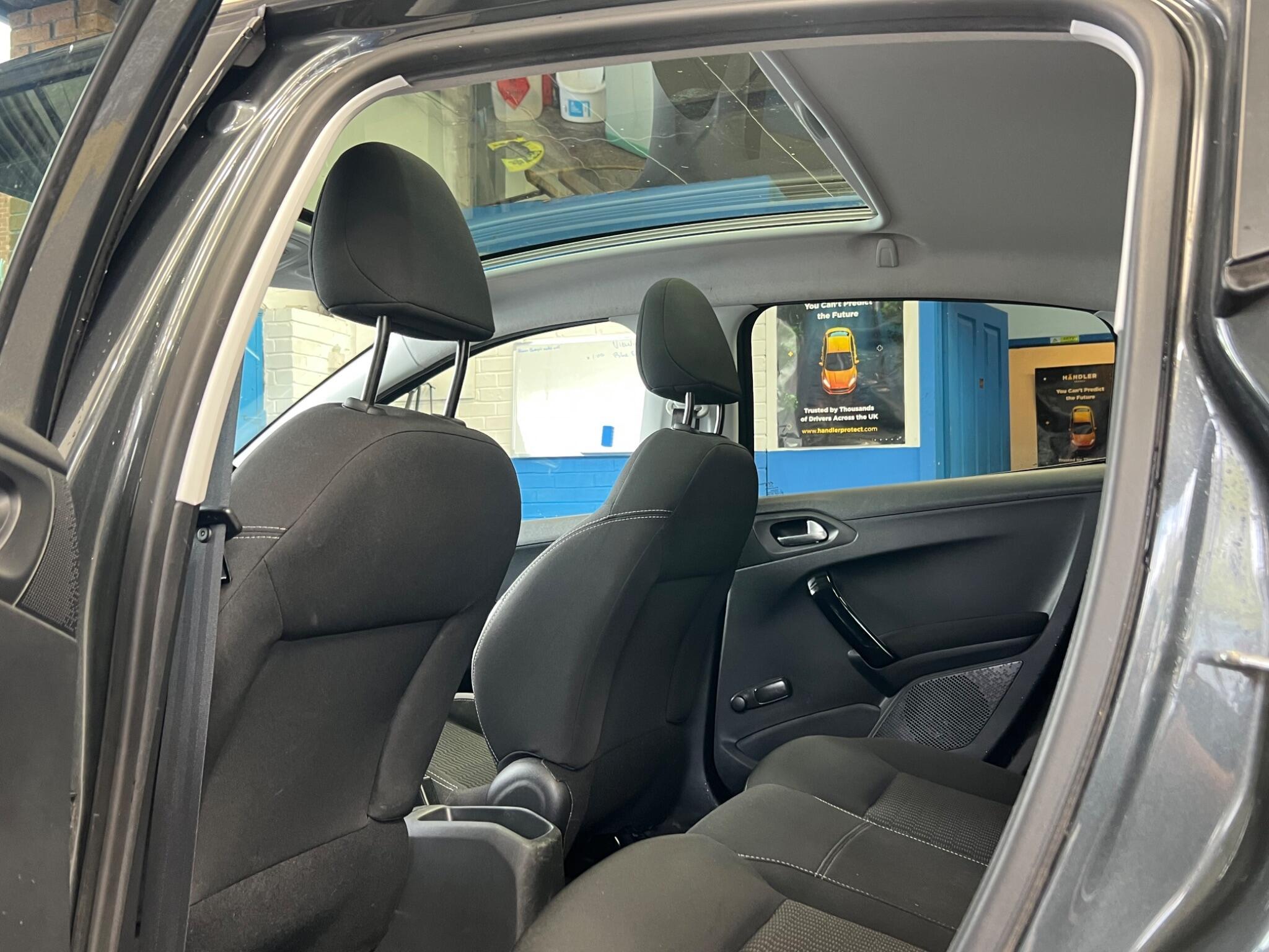 Peugeot 208 - Image 15