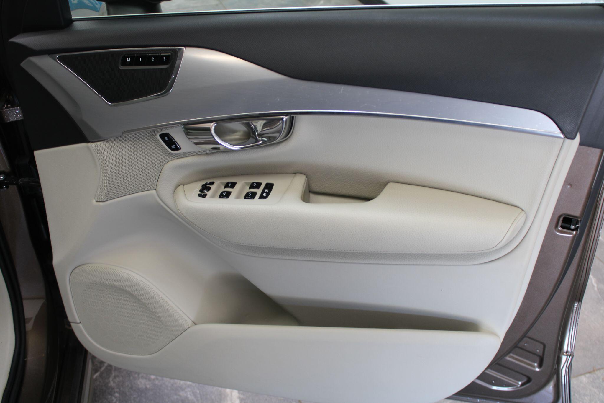 Volvo XC90 - Image 30