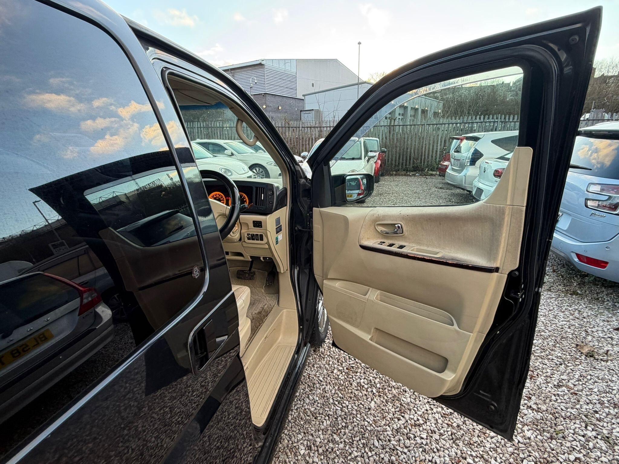 Nissan Elgrand - Image 10