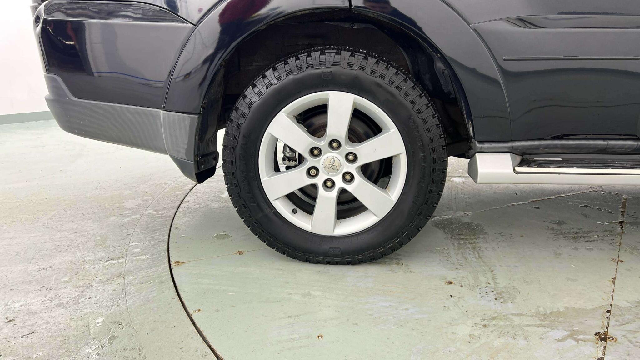 Mitsubishi Shogun - Image 9