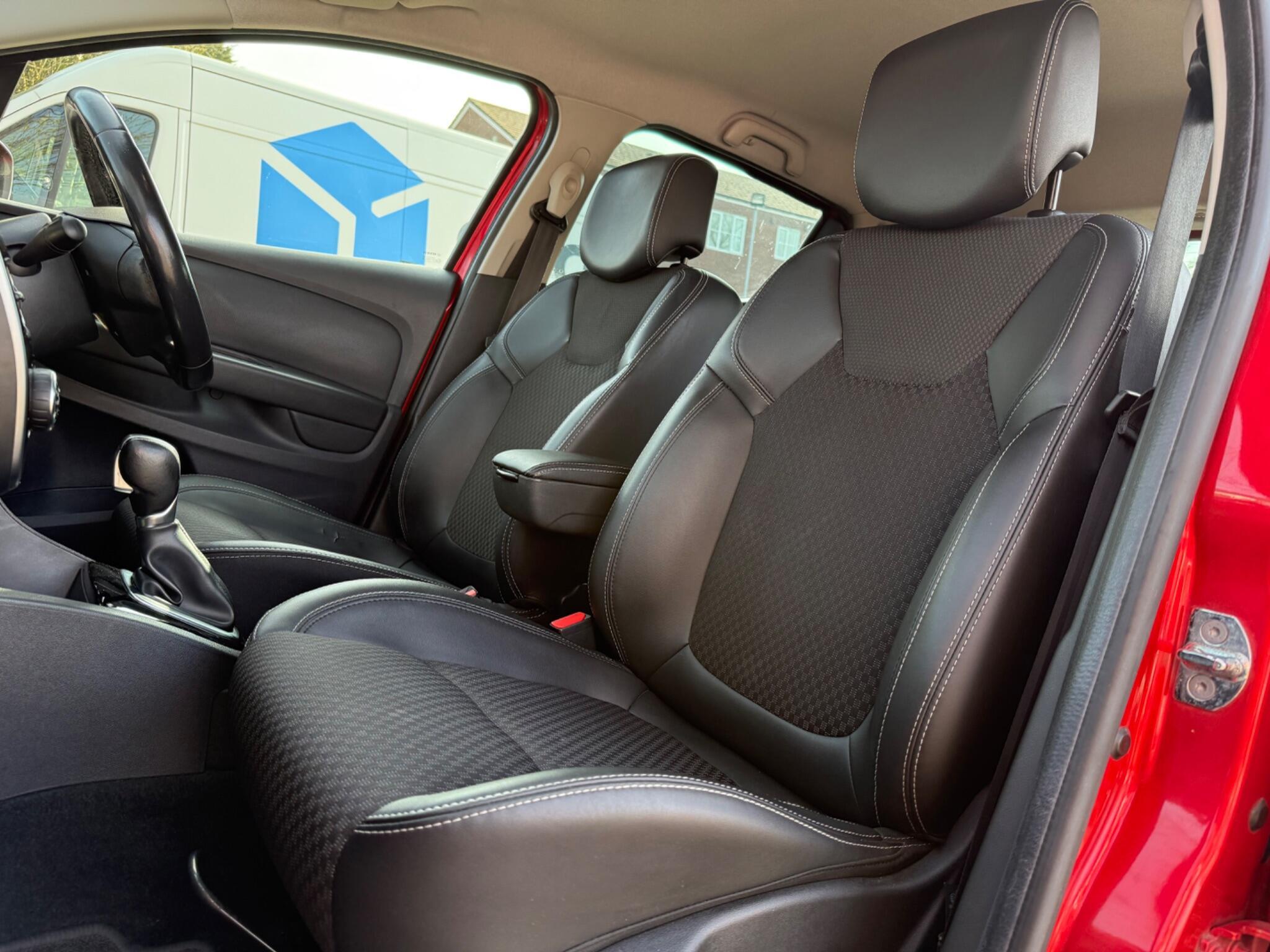 Renault Clio - Image 32