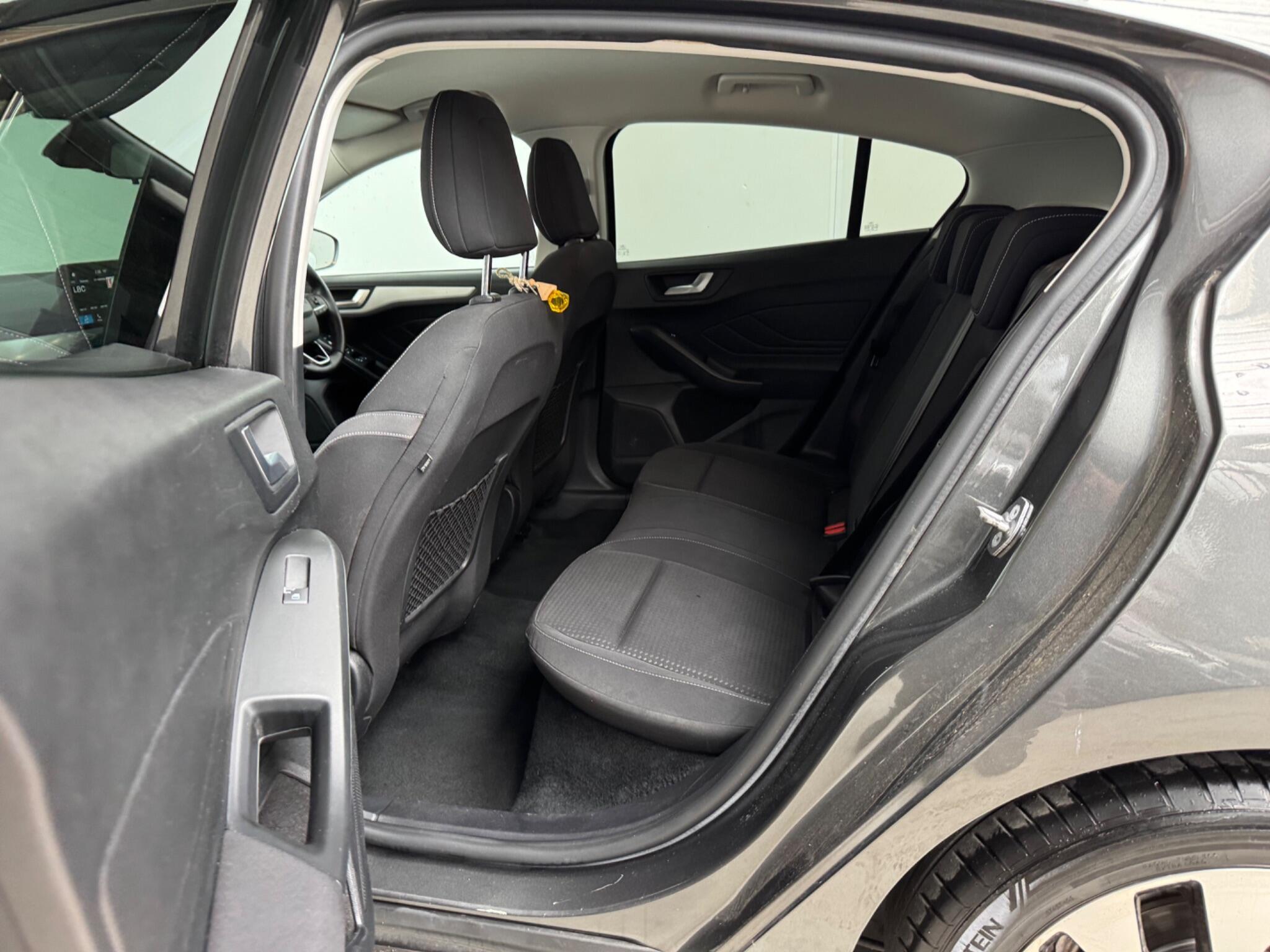 Ford Focus - Image 11