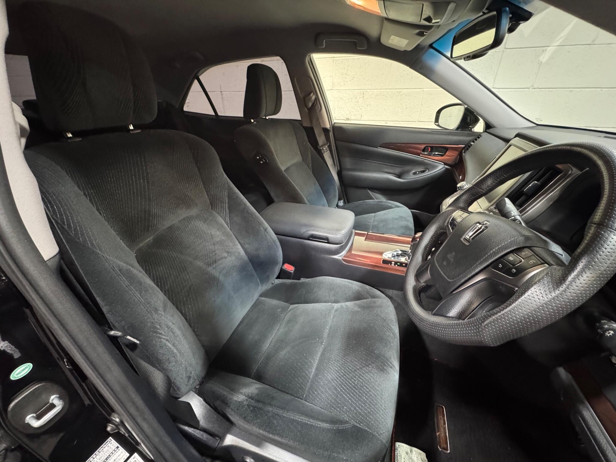 Toyota CROWN - Image 8