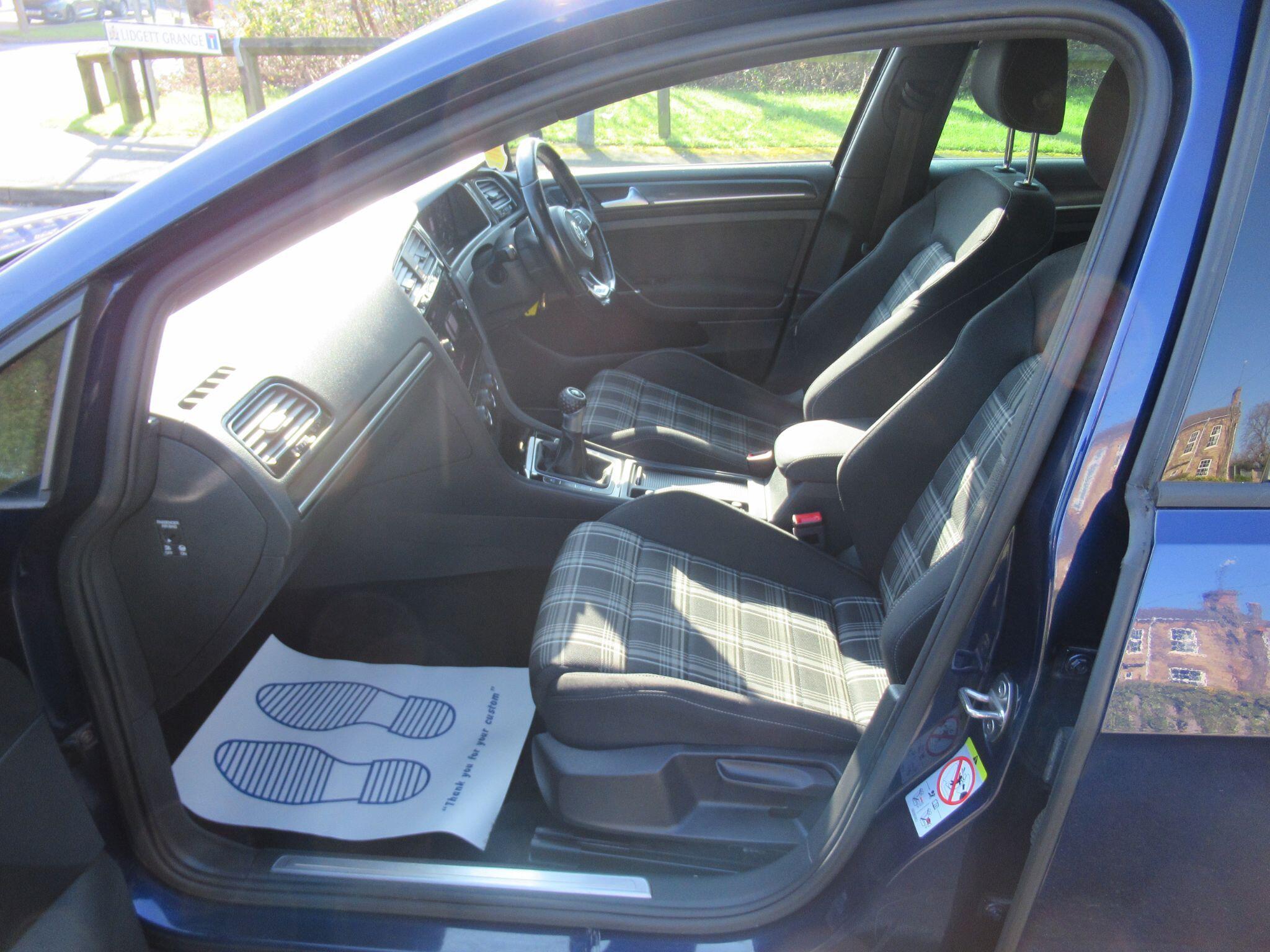 Volkswagen Golf - Image 13