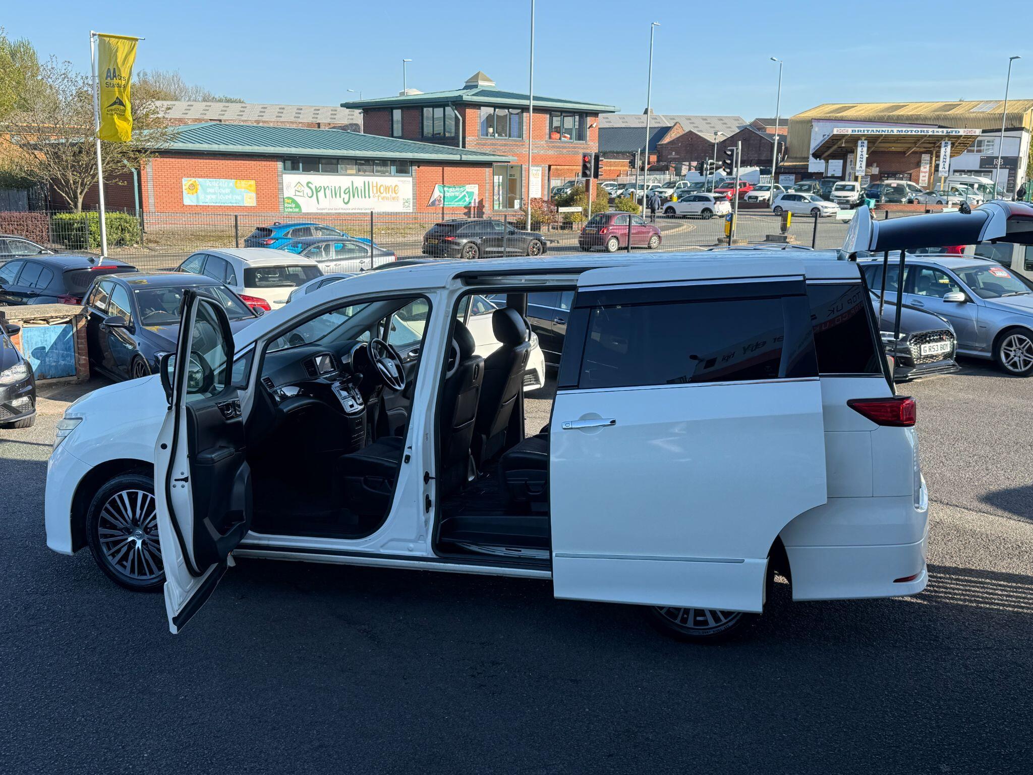 Nissan Elgrand - Image 22