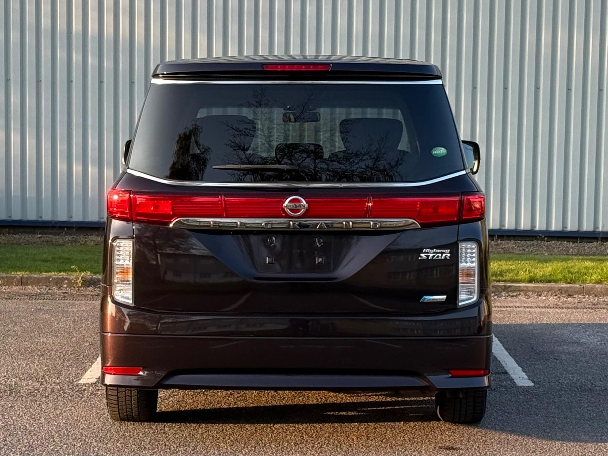Nissan Elgrand - Image 17