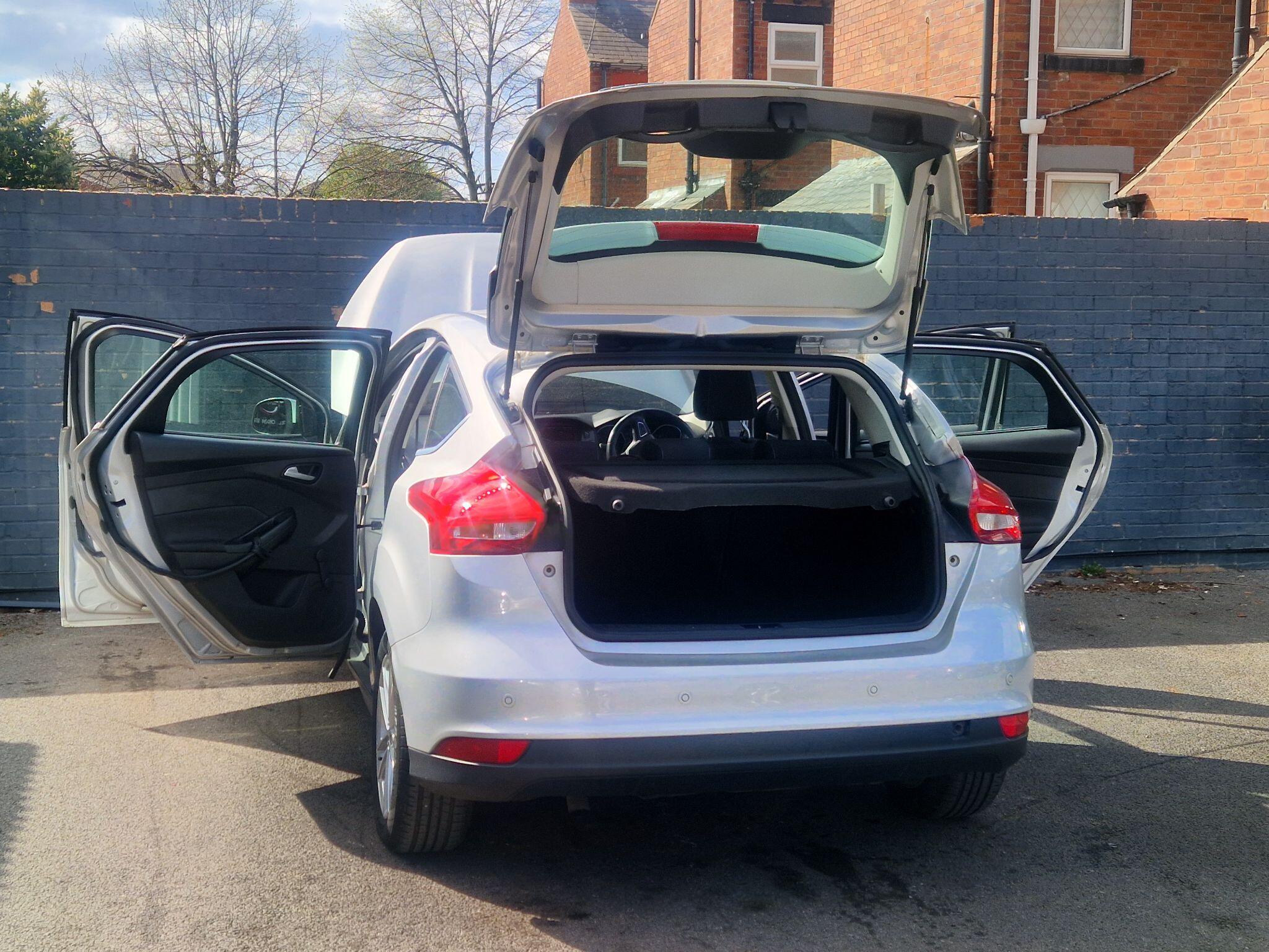 Ford Focus - Image 15