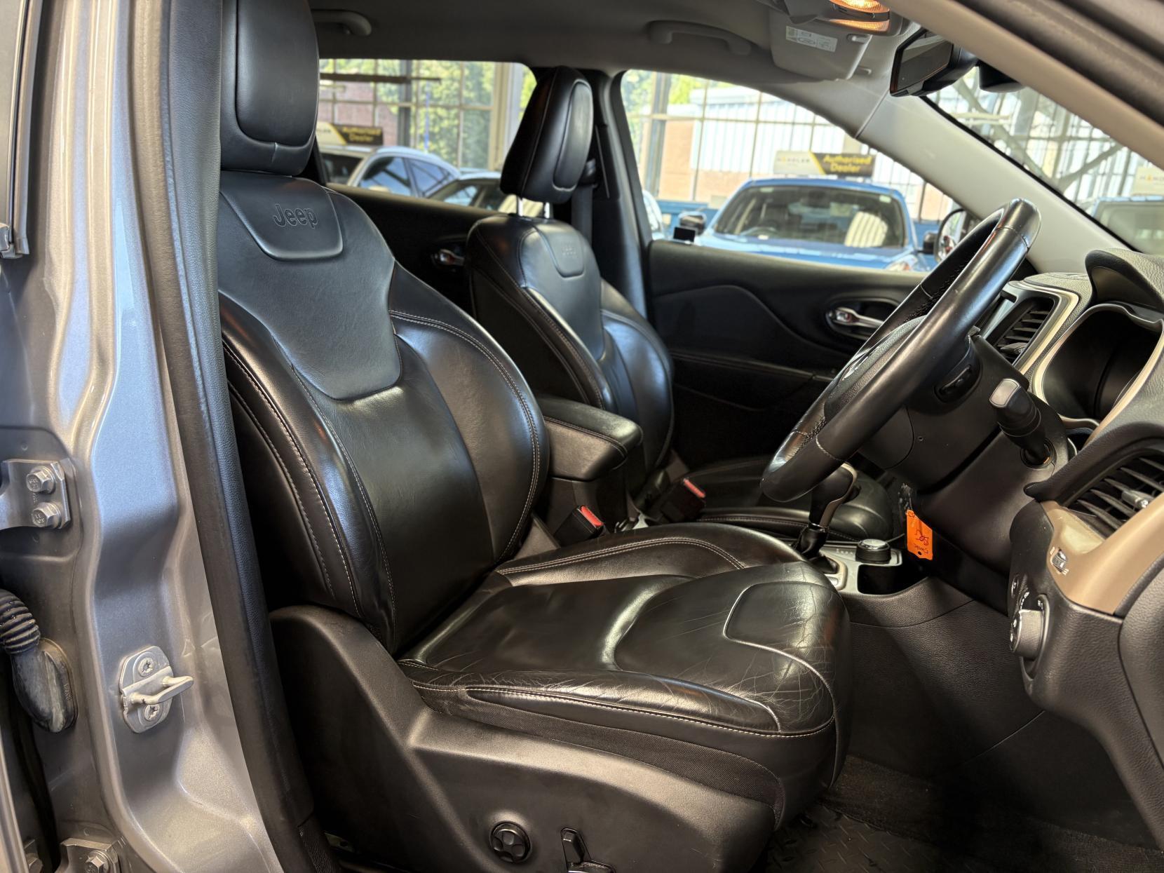 Jeep Cherokee - Image 11