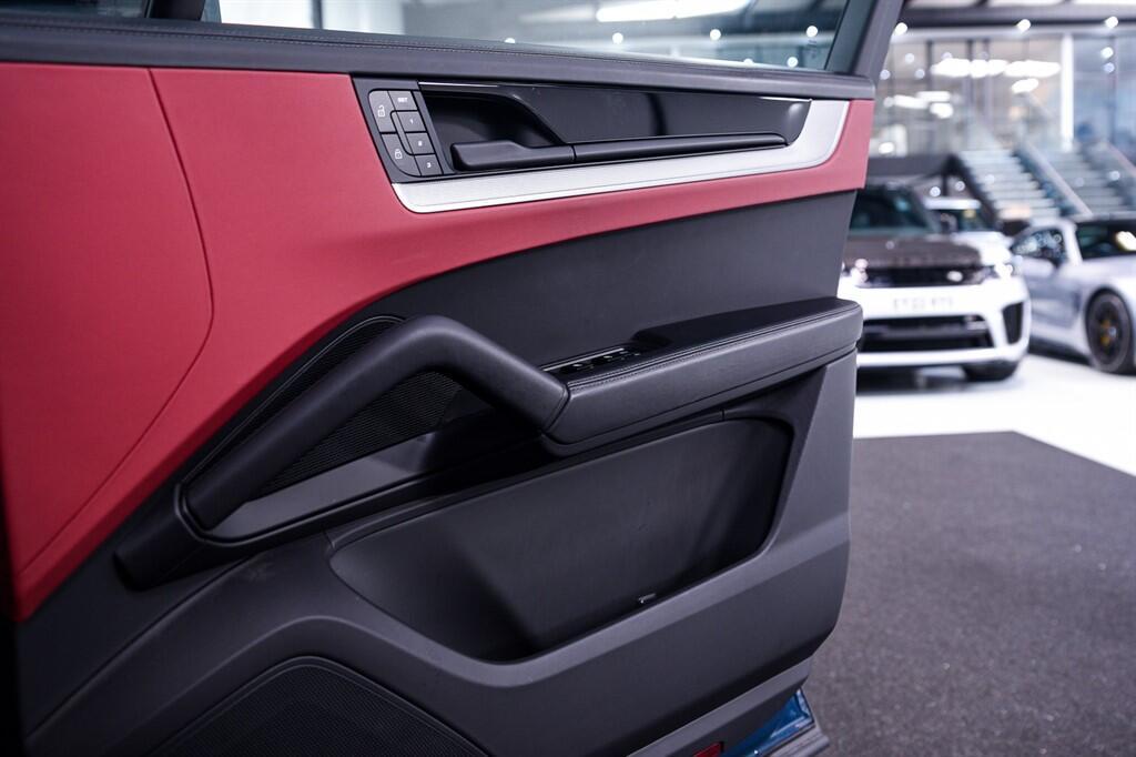 Porsche Cayenne - Image 37