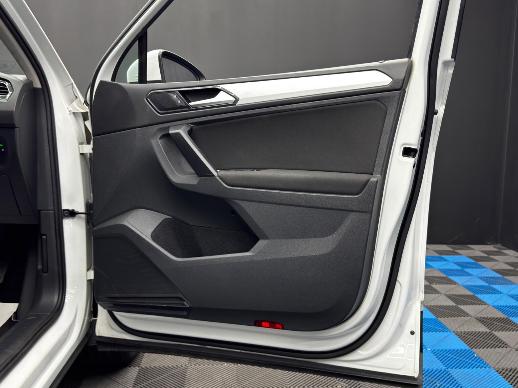 Volkswagen Tiguan - Image 40