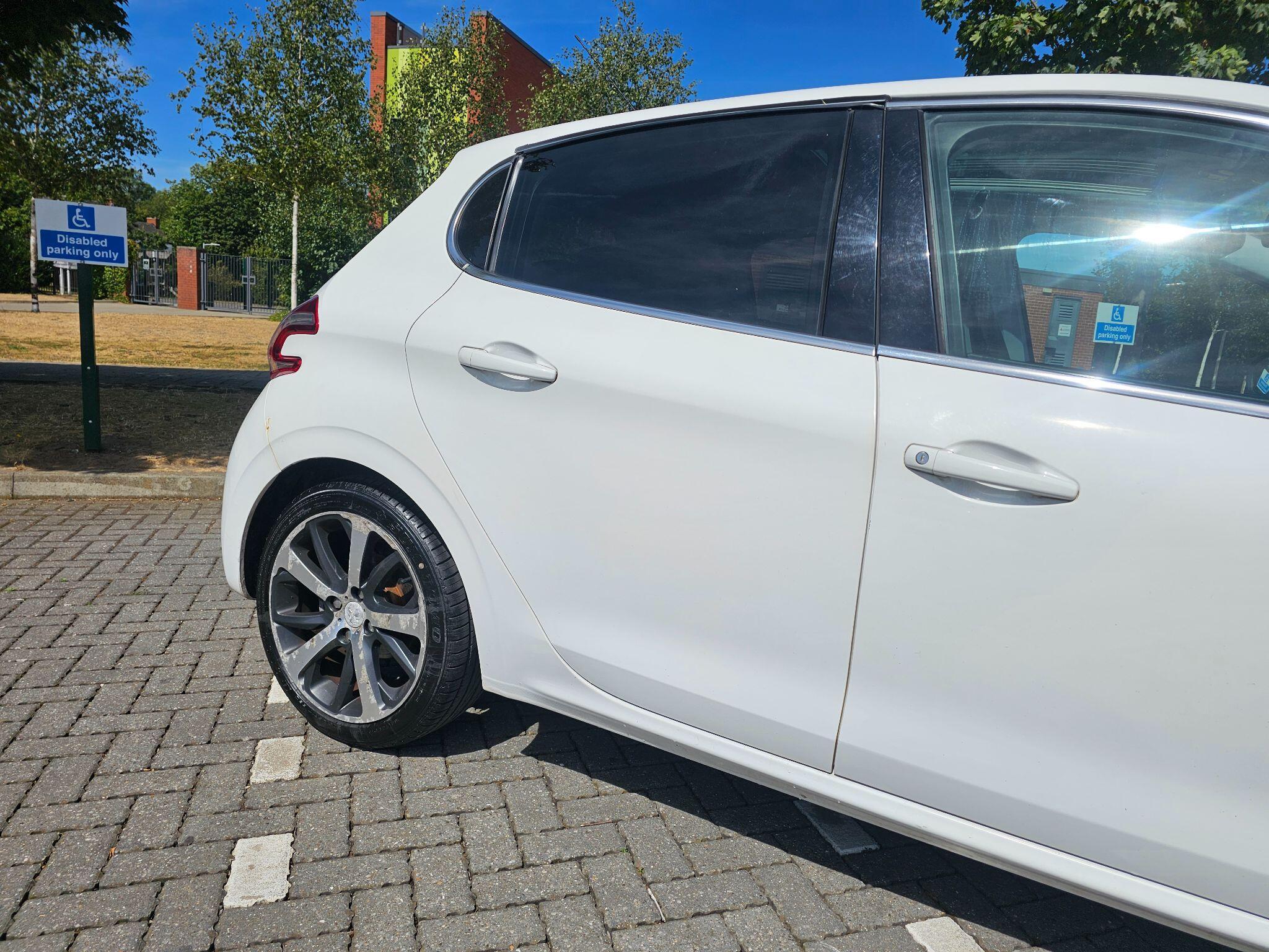 Peugeot 208 - Image 8