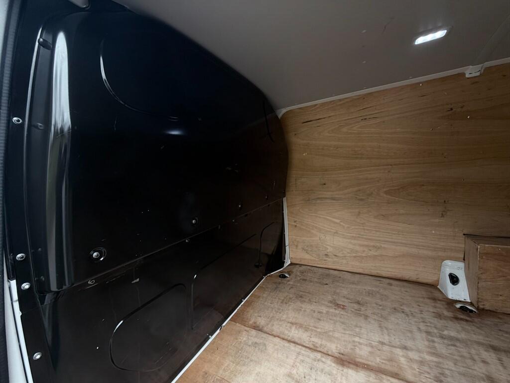 Volkswagen Transporter - Image 23