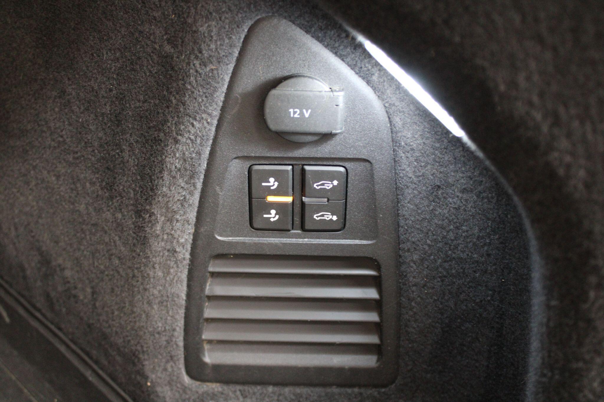 Volkswagen Touareg - Image 17