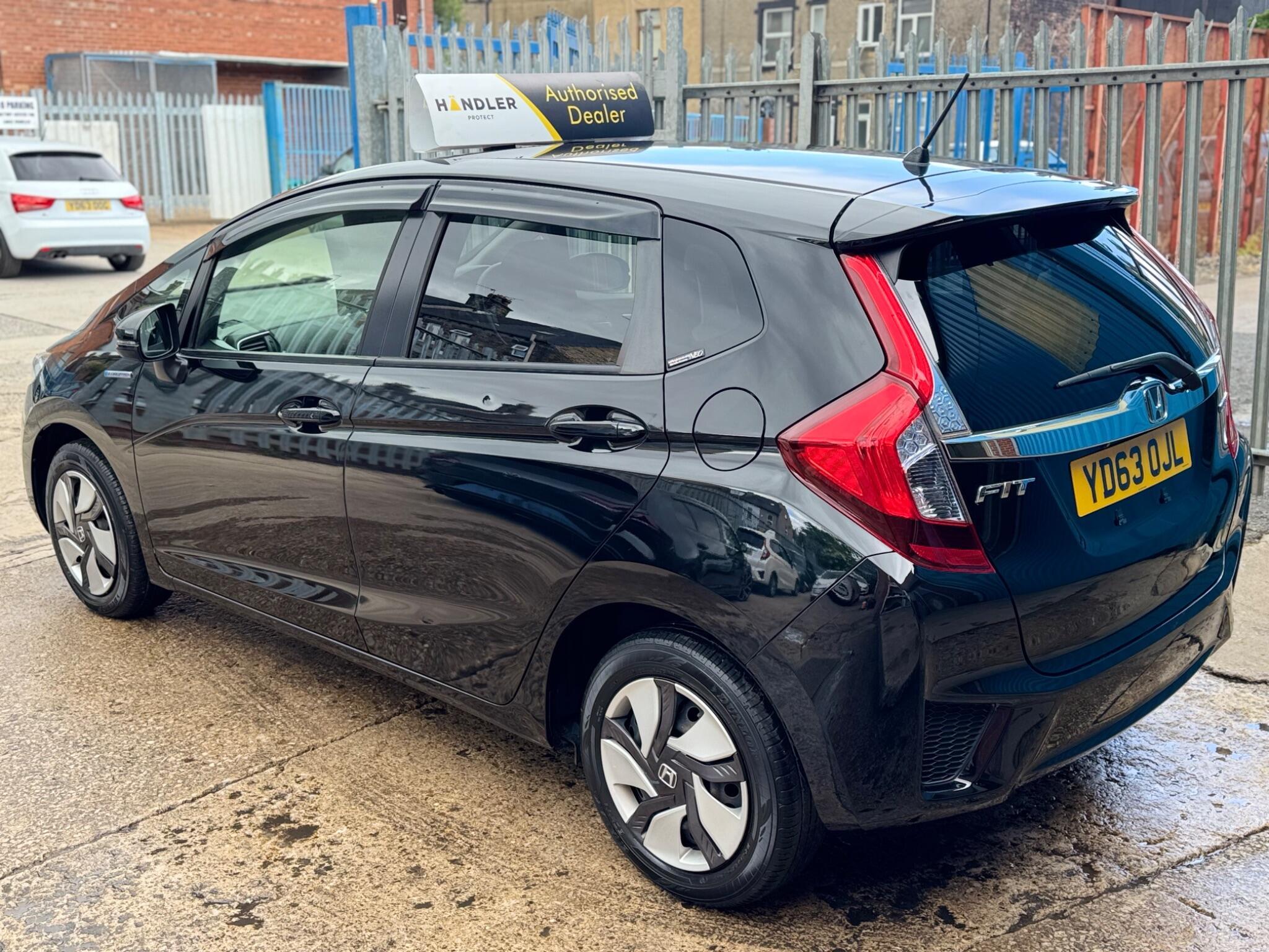 Honda FIT - Image 18