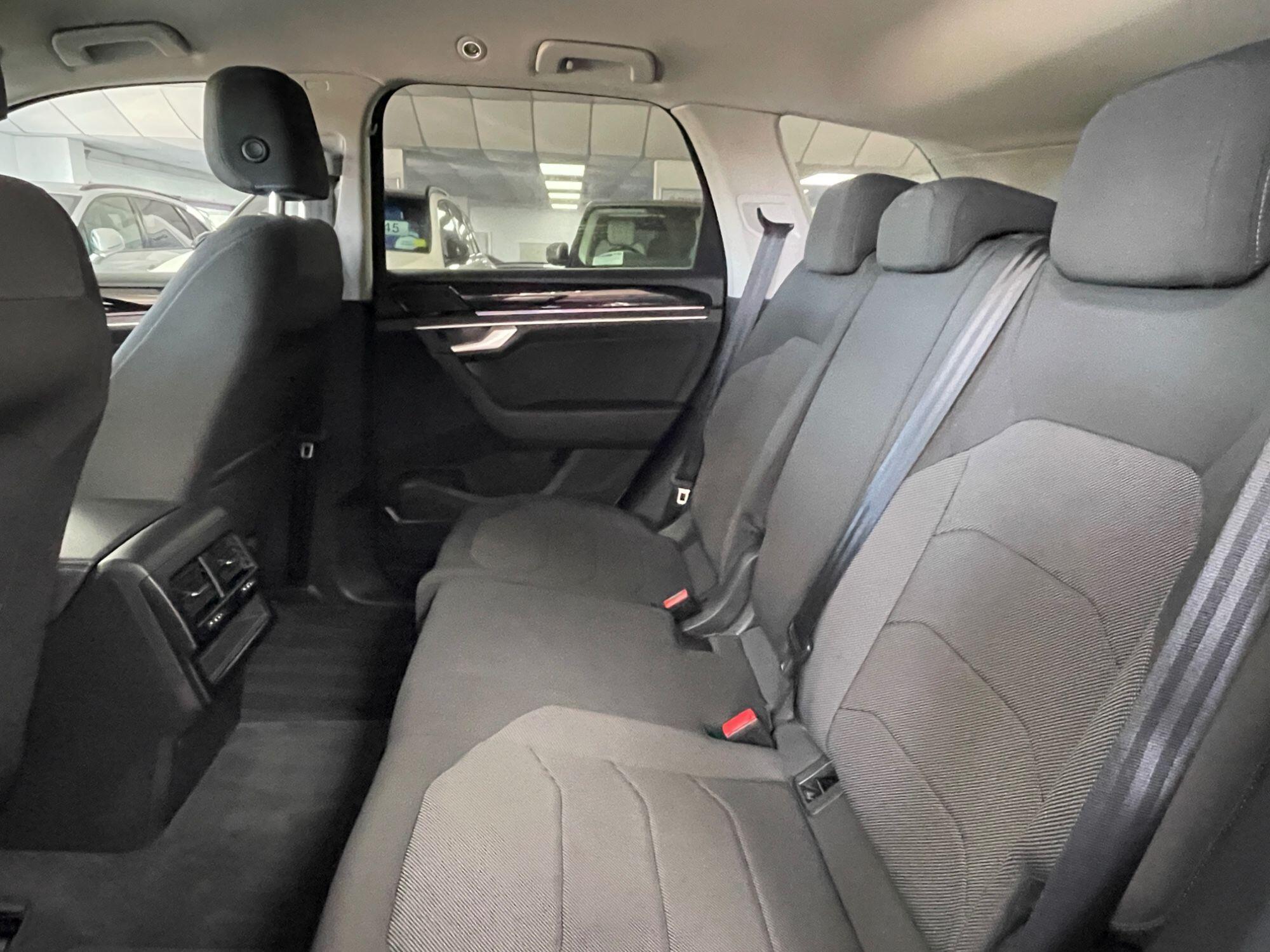 Volkswagen Touareg - Image 30