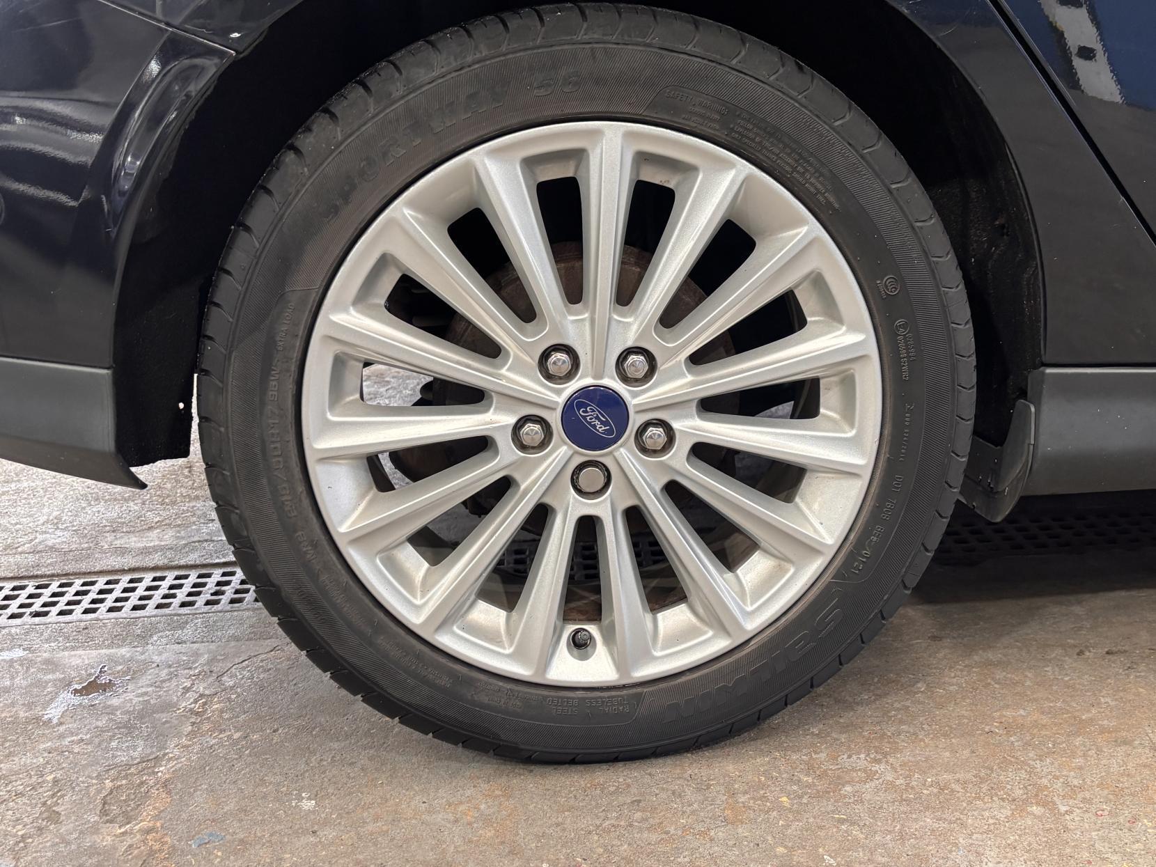 Ford Focus - Image 12