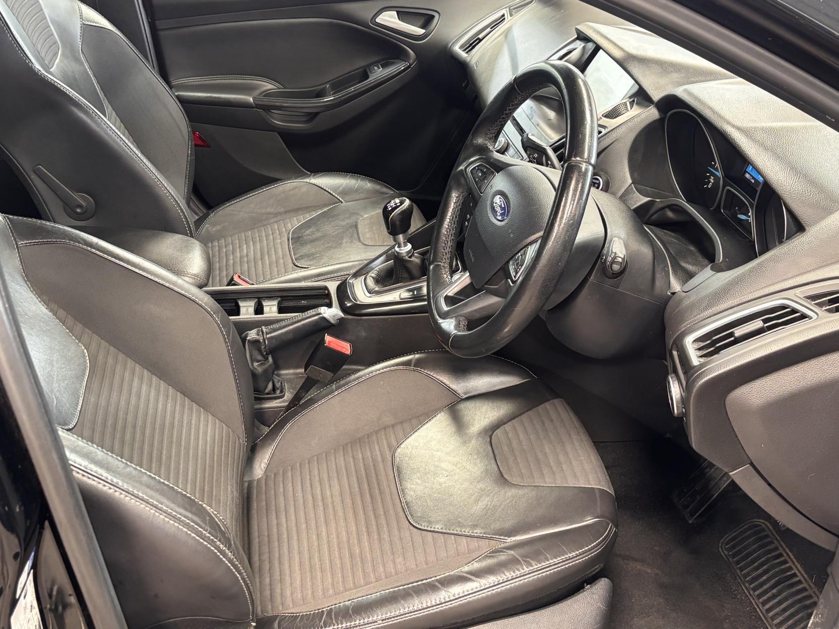 Ford Focus - Image 19