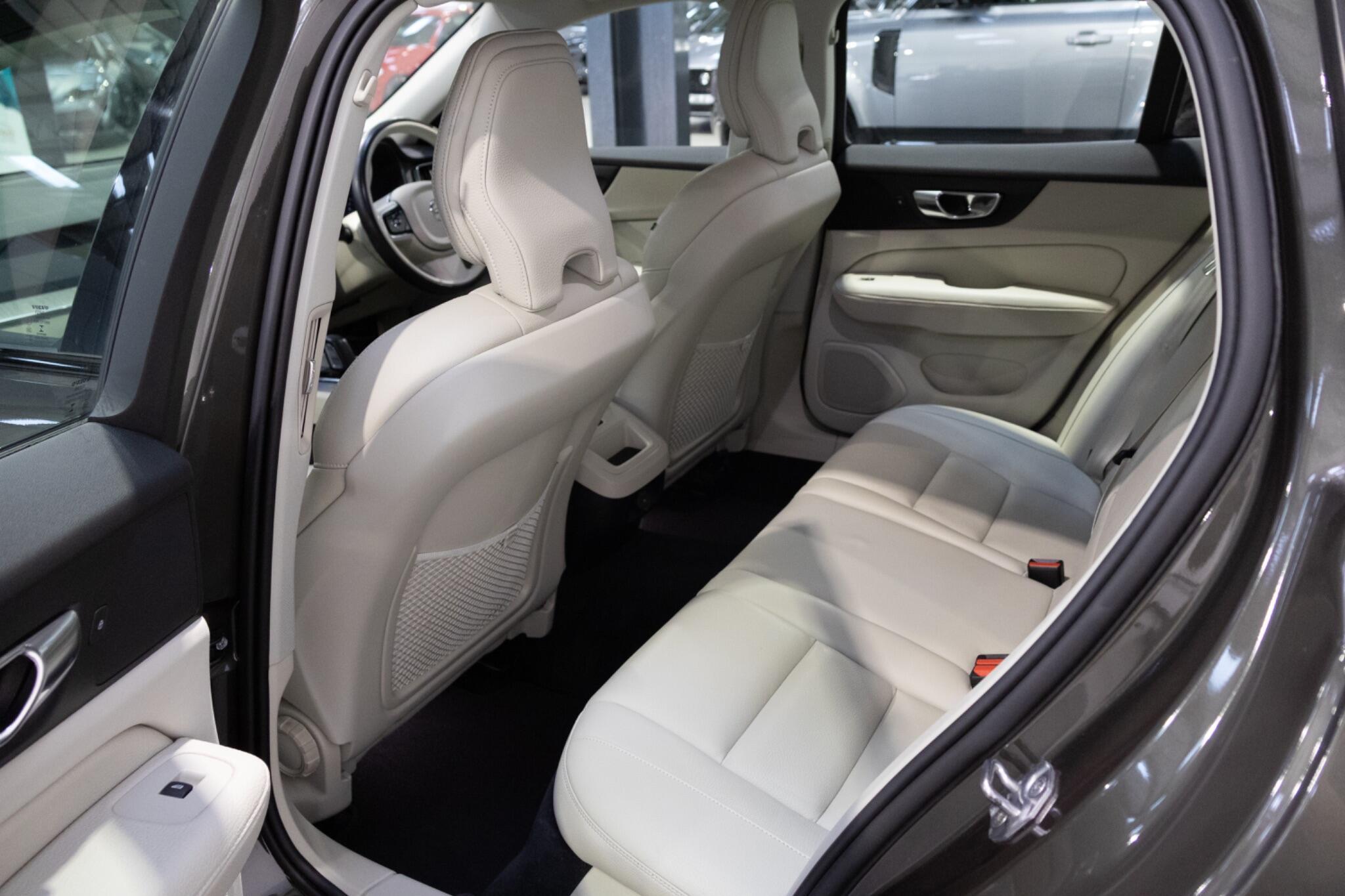 Volvo V60 CROSS COUNTRY - Image 12