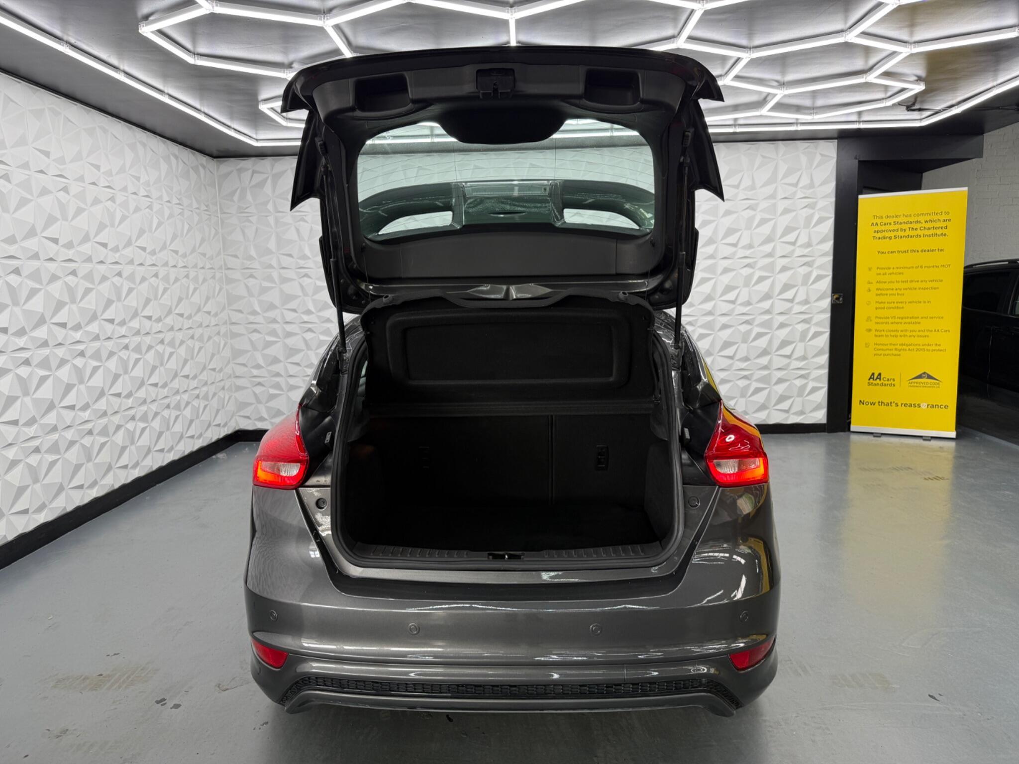 Ford Focus - Image 25