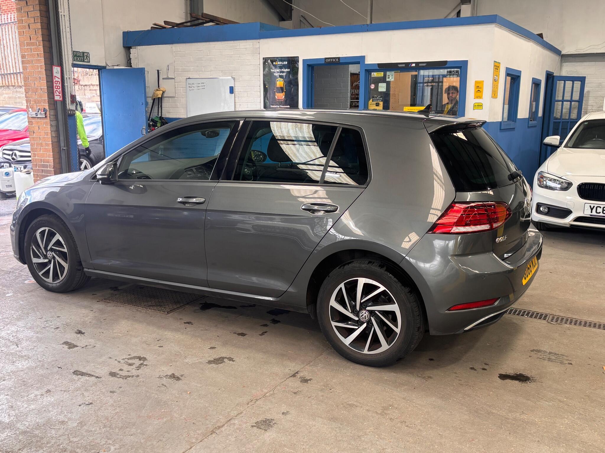 Volkswagen Golf - Image 9