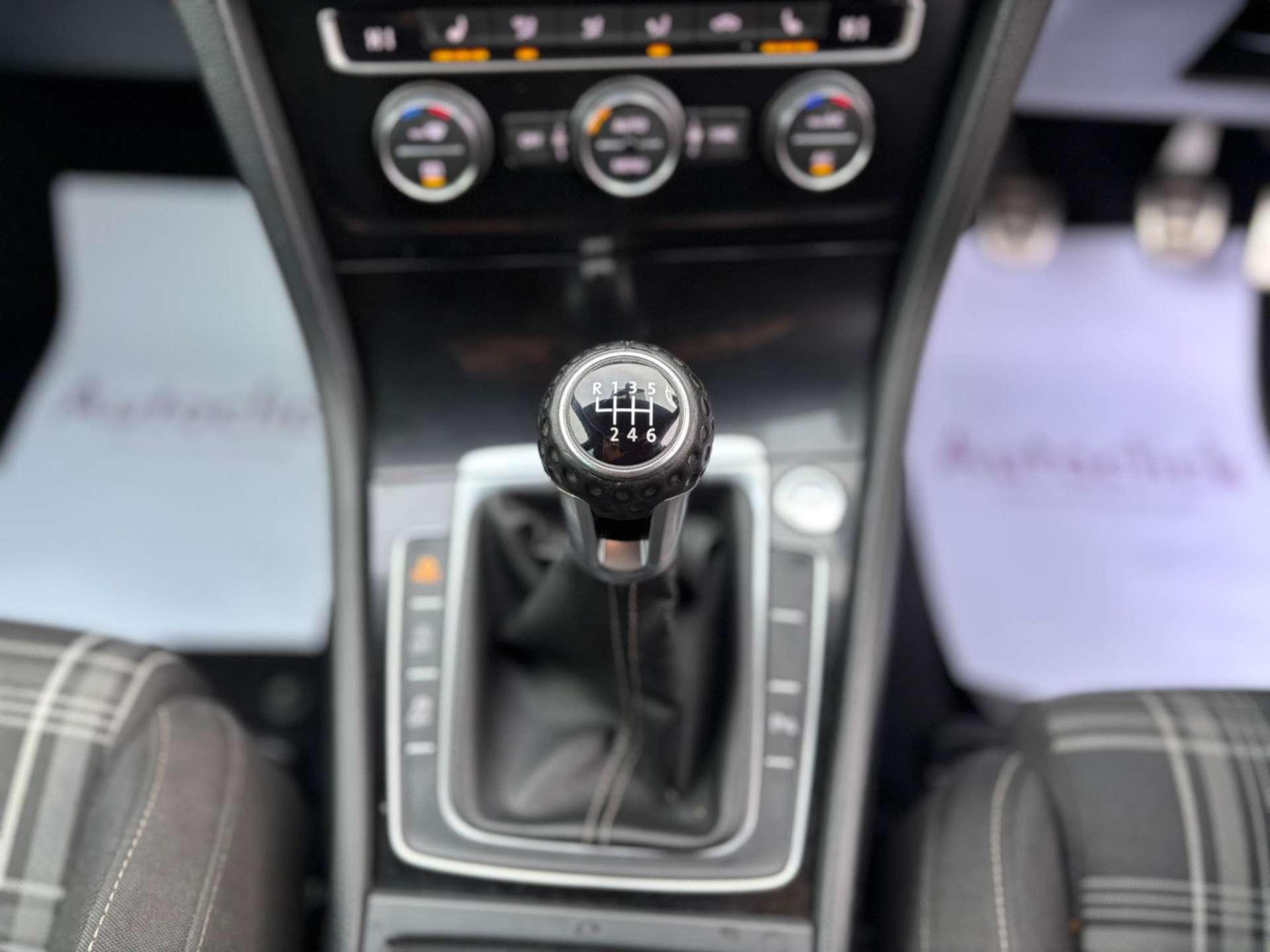 Volkswagen Golf - Image 22