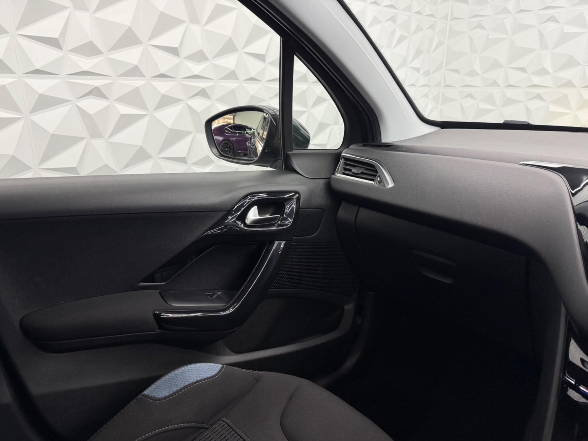 Peugeot 208 - Image 22