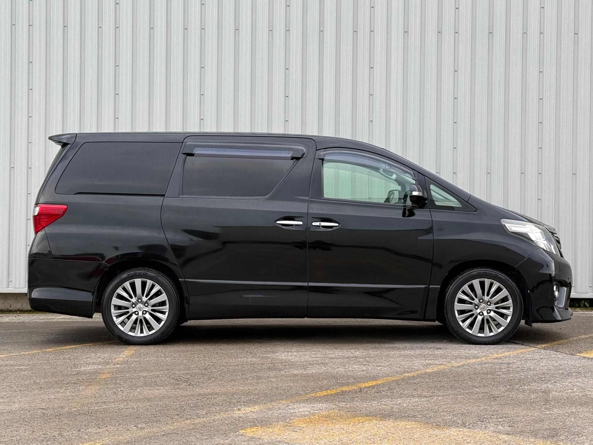 Toyota Alphard - Image 9