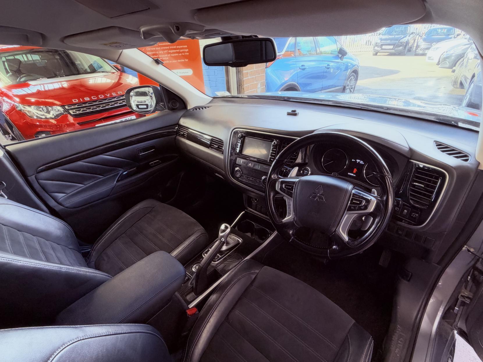 Mitsubishi Outlander - Image 12