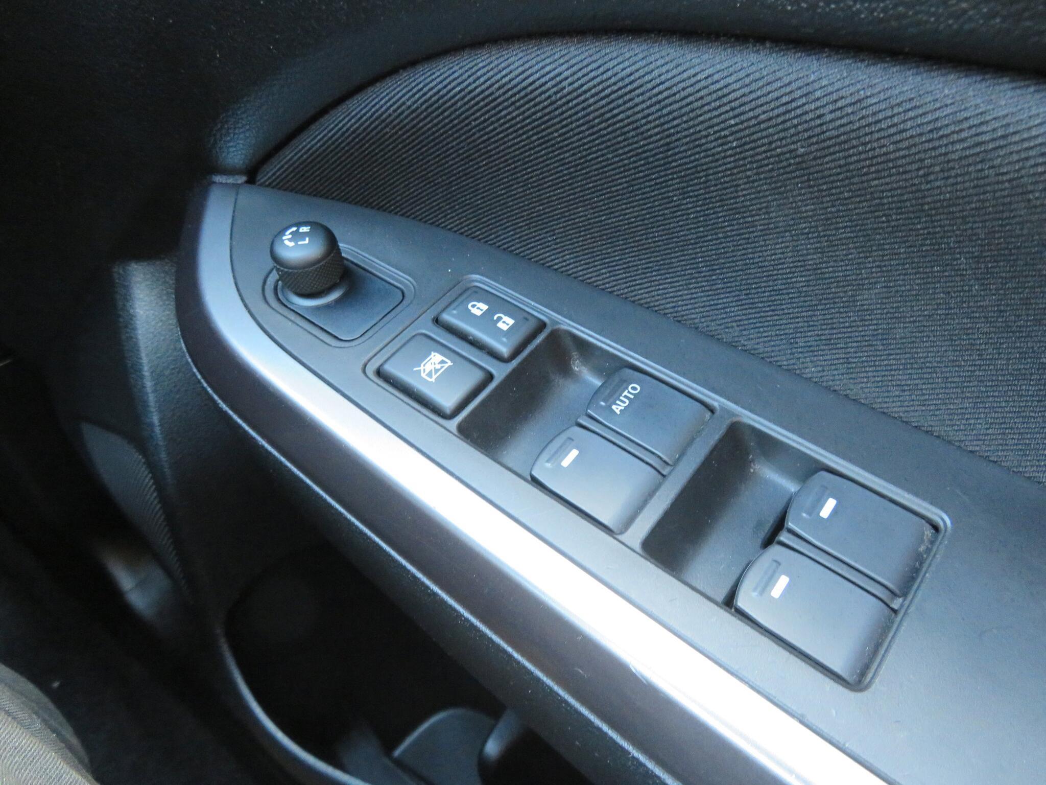 Suzuki Vitara - Image 17