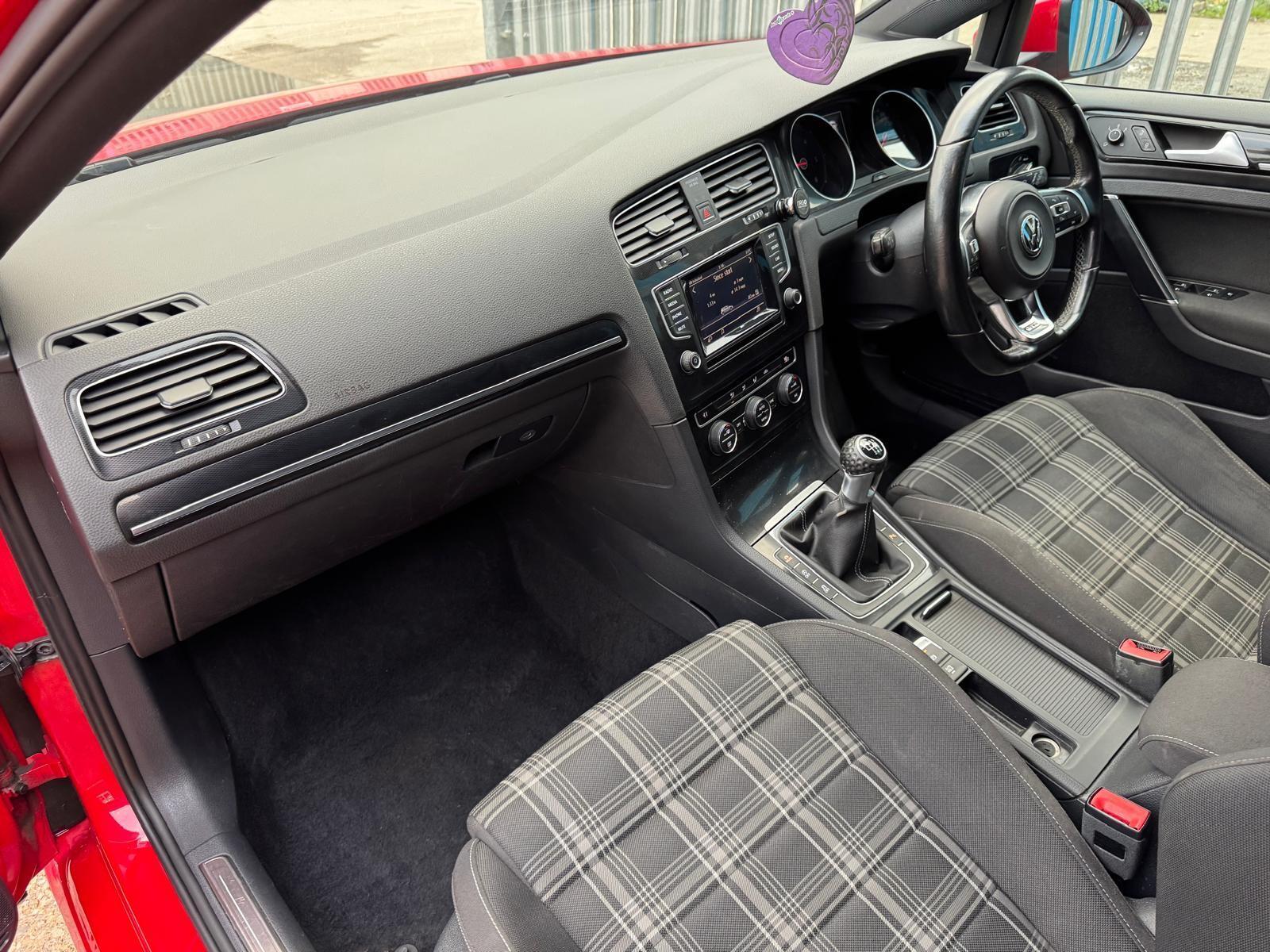 Volkswagen Golf - Image 34