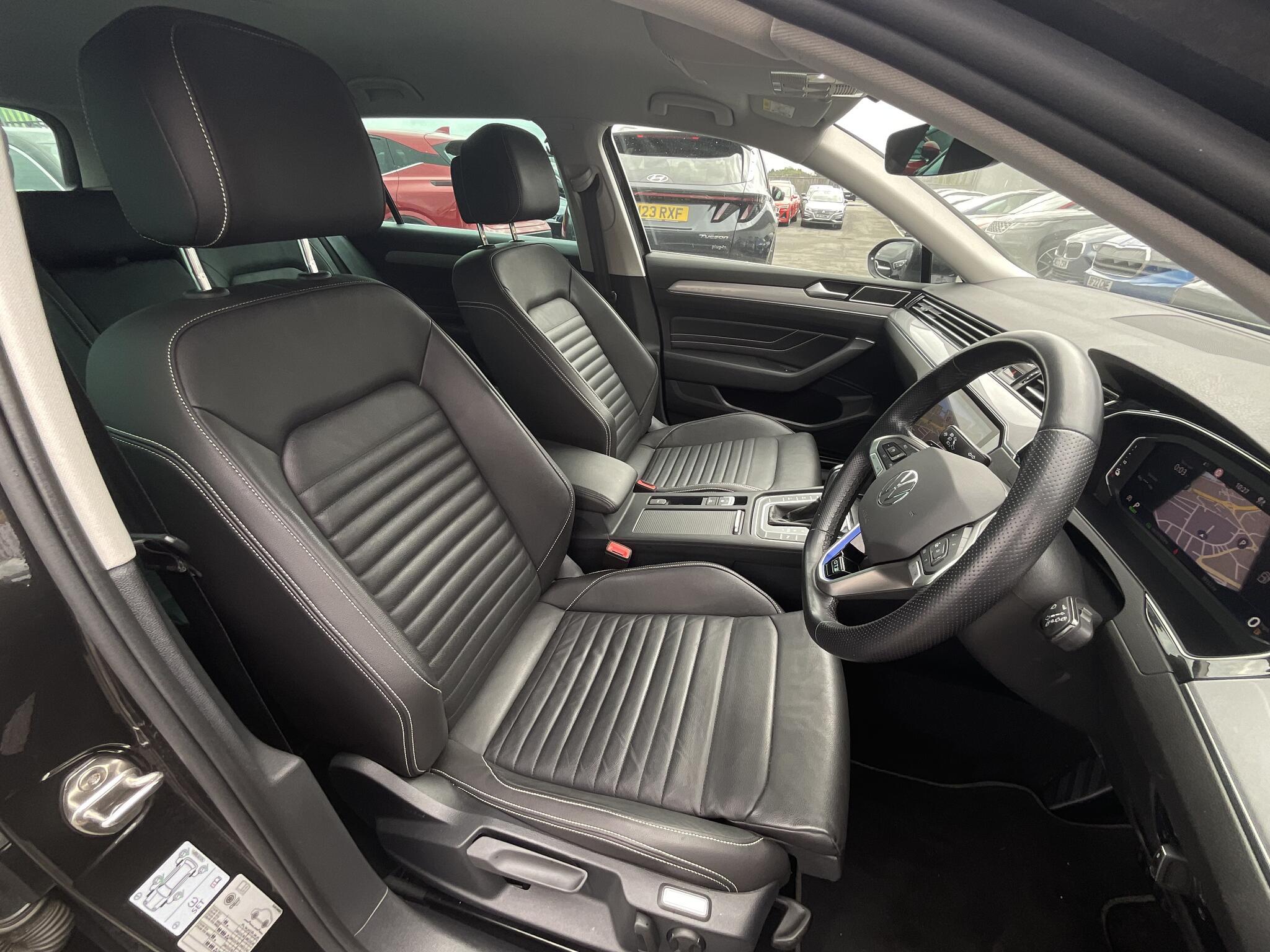 Volkswagen Passat - Image 14