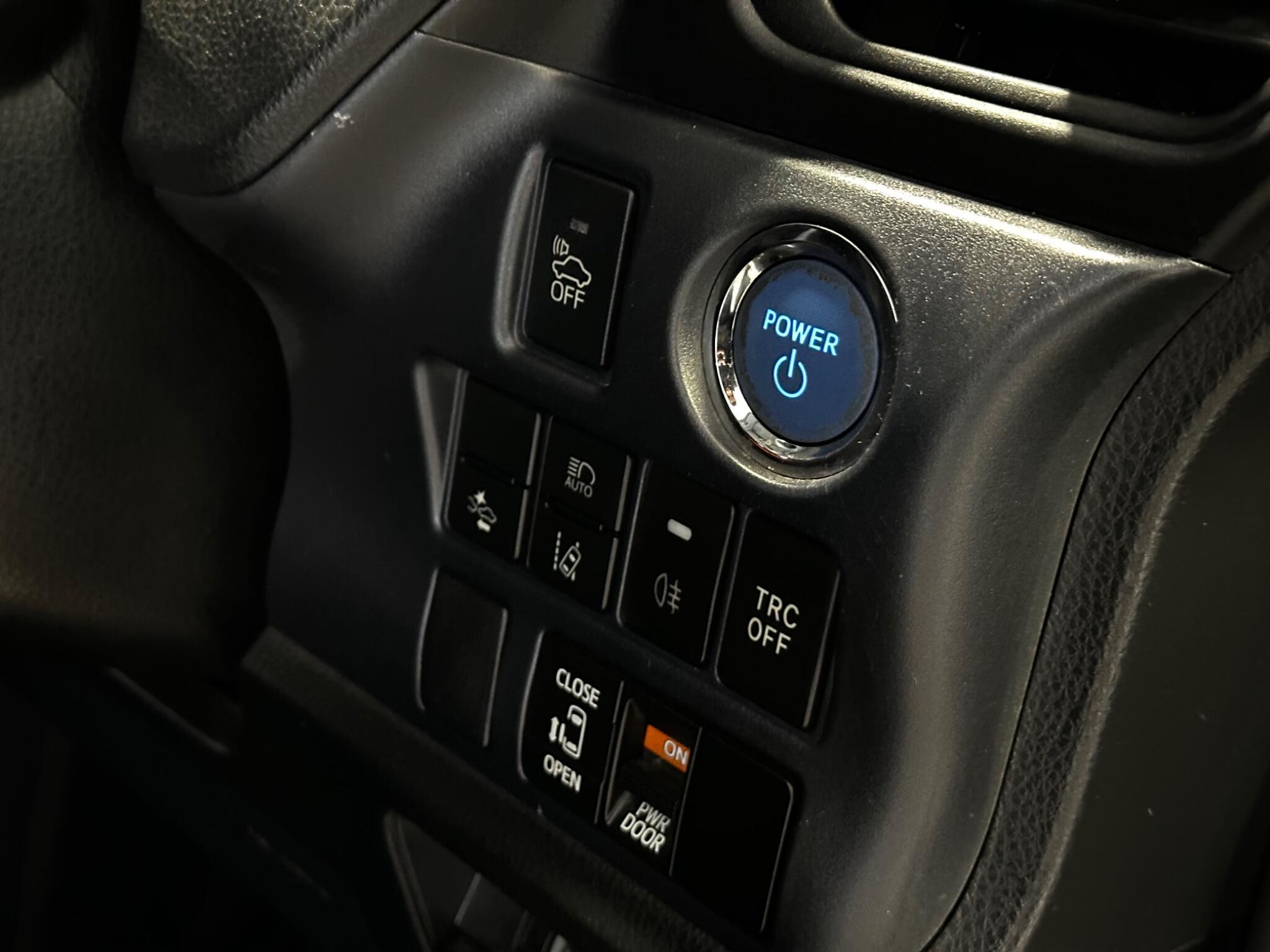 Toyota Noah - Image 35