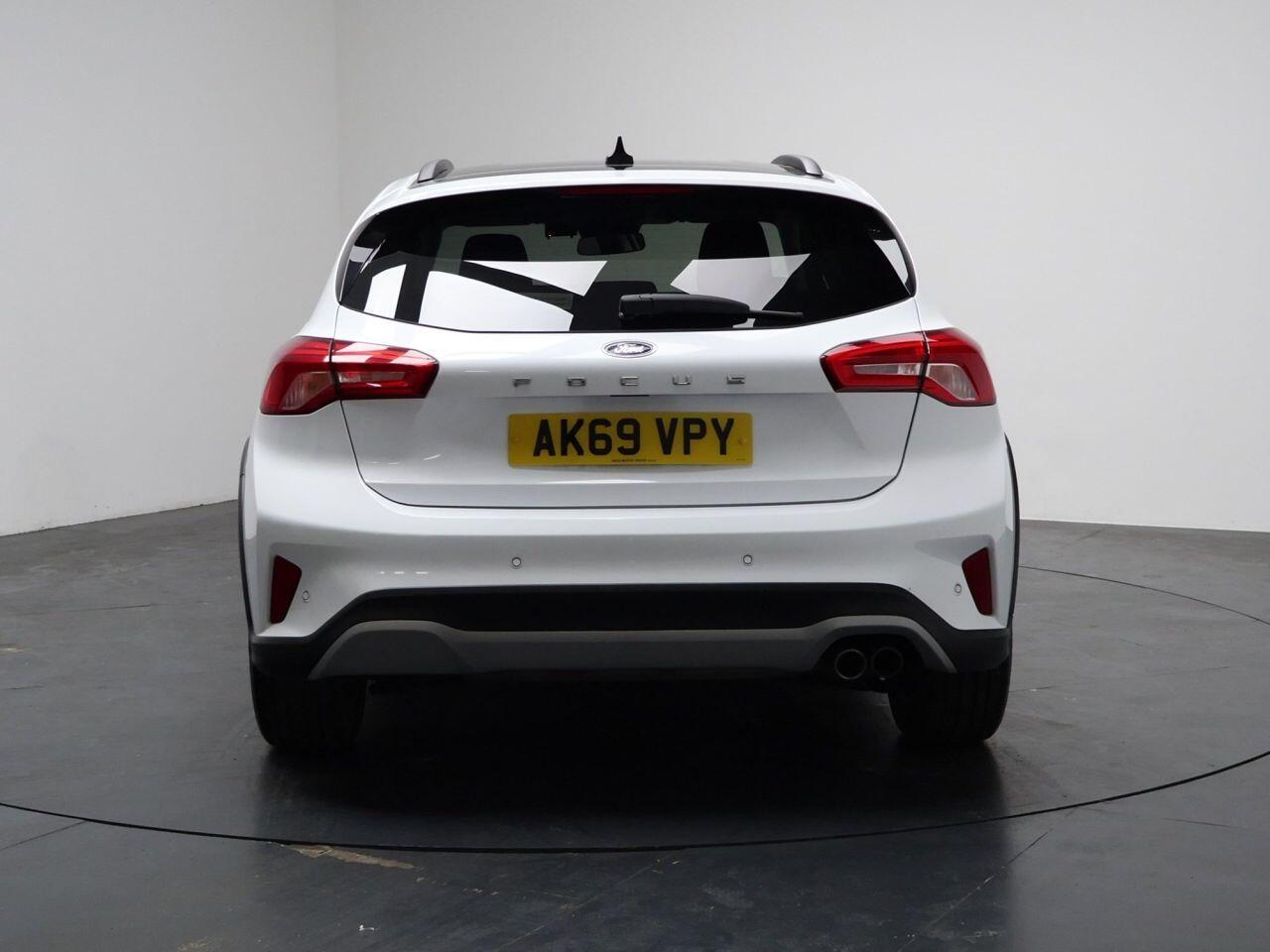 Ford Focus - Image 12