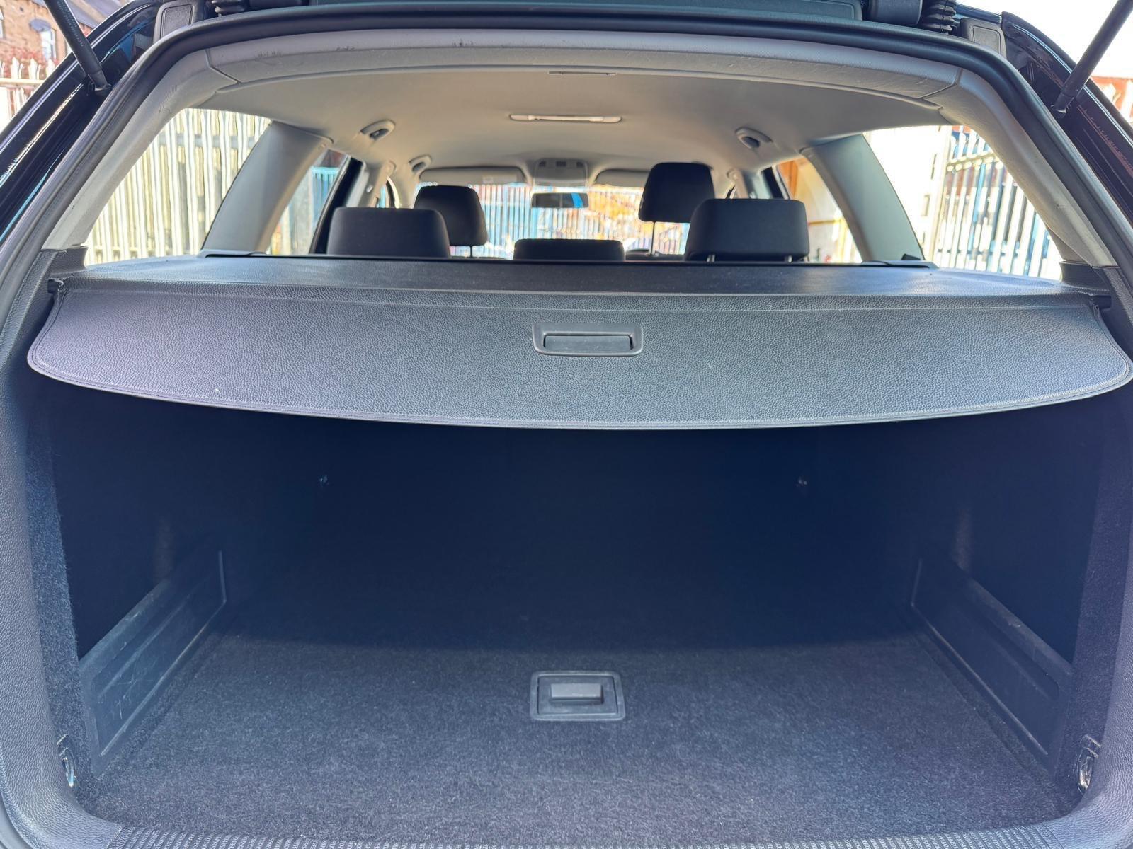 Volkswagen Passat - Image 25