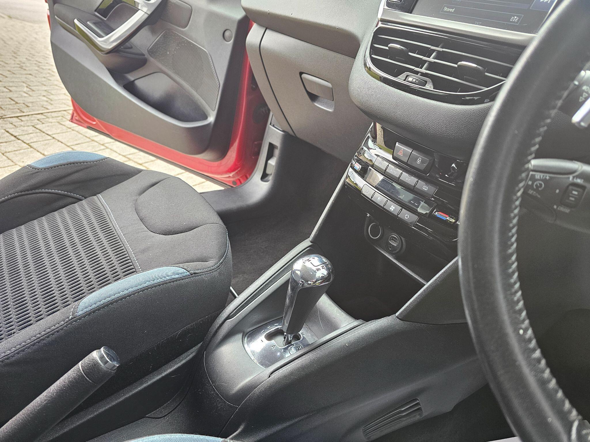 Peugeot 208 - Image 18