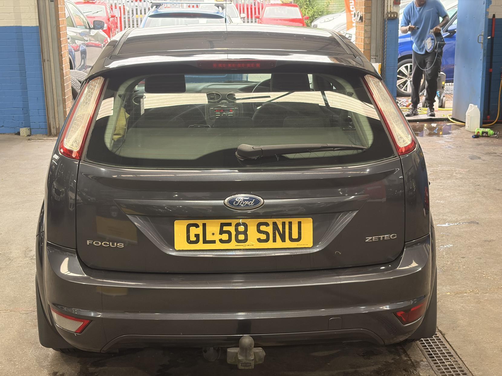 Ford Focus - Image 12