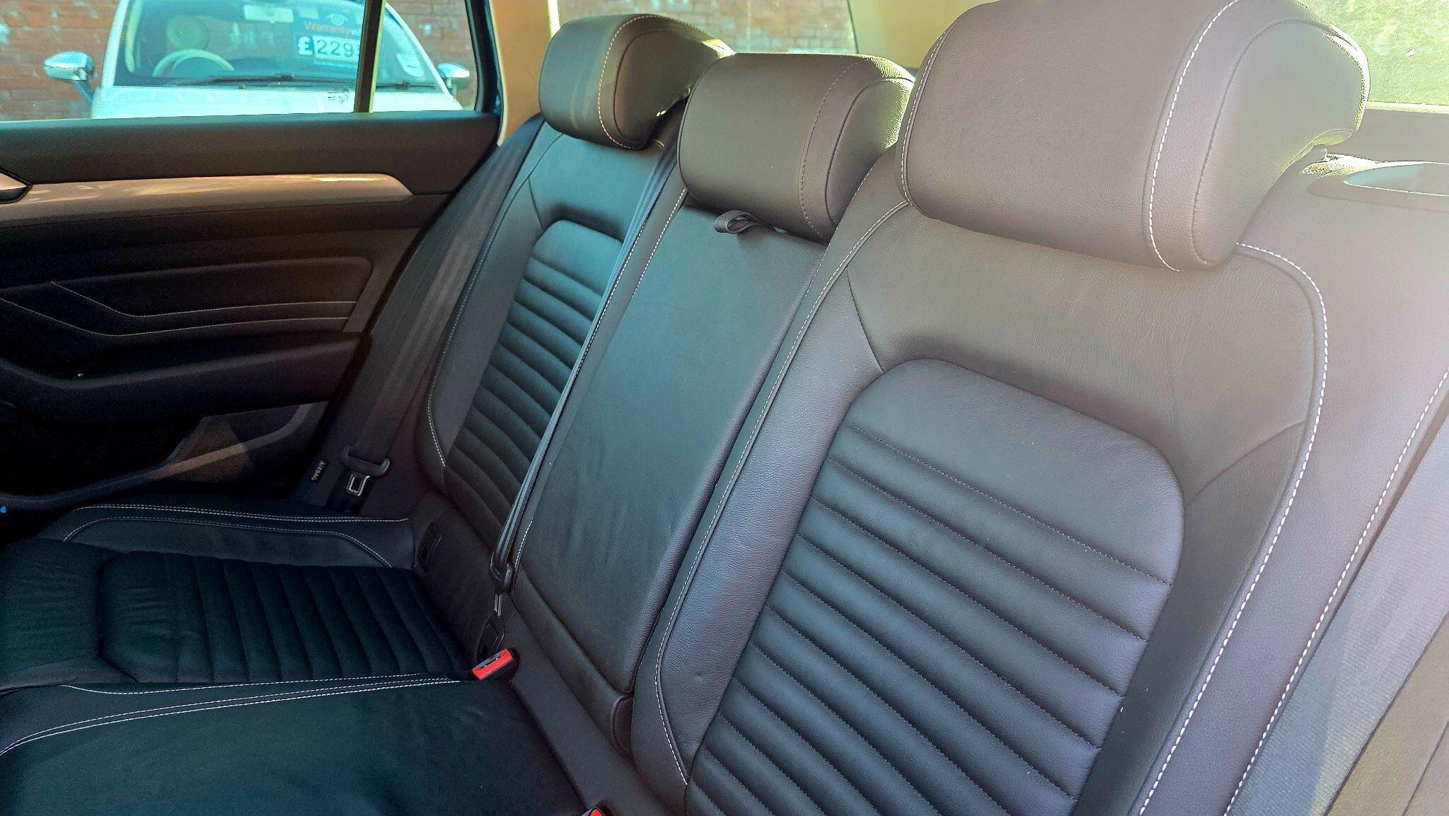 Volkswagen Passat - Image 16