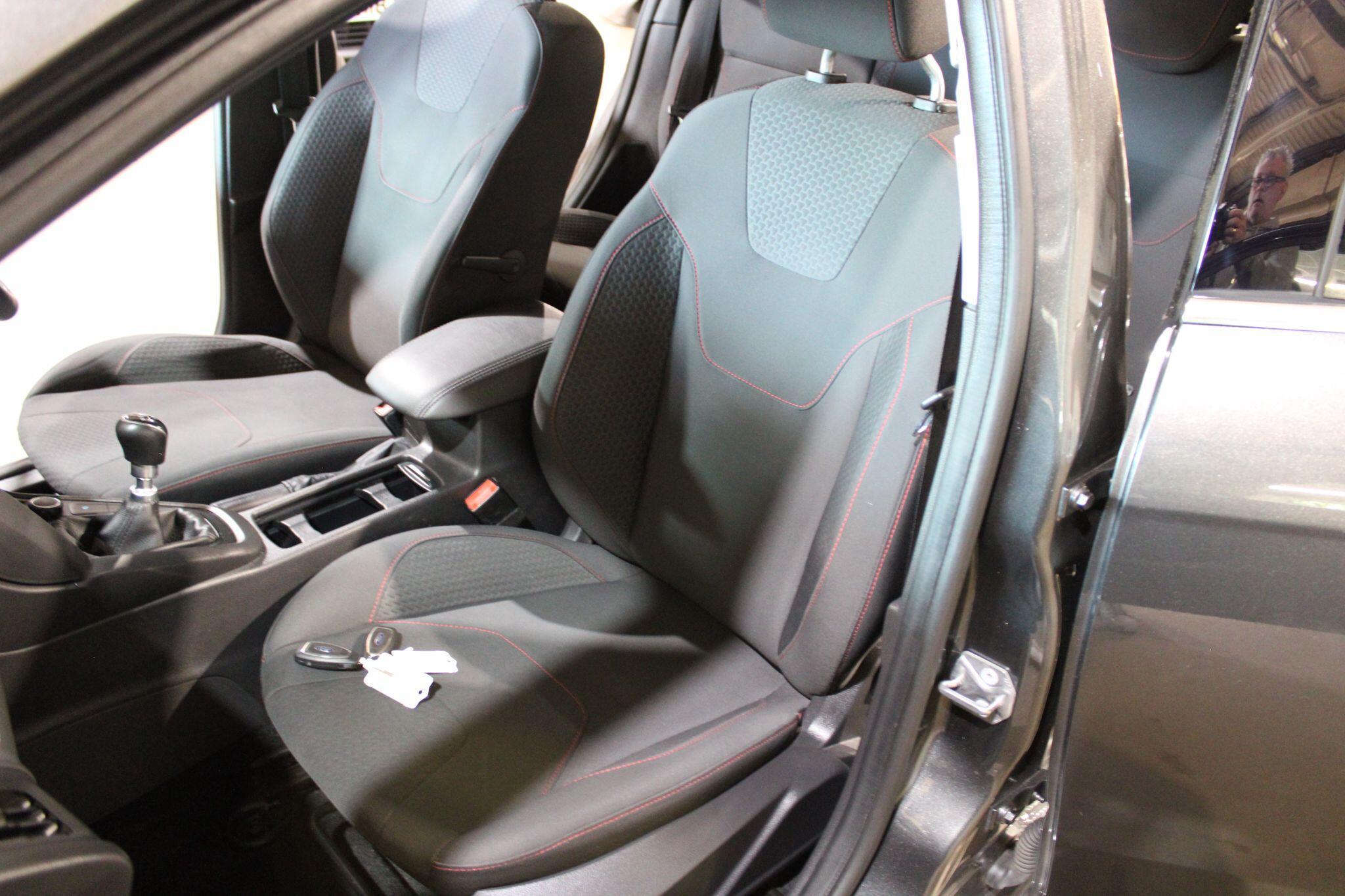Ford Focus - Image 12