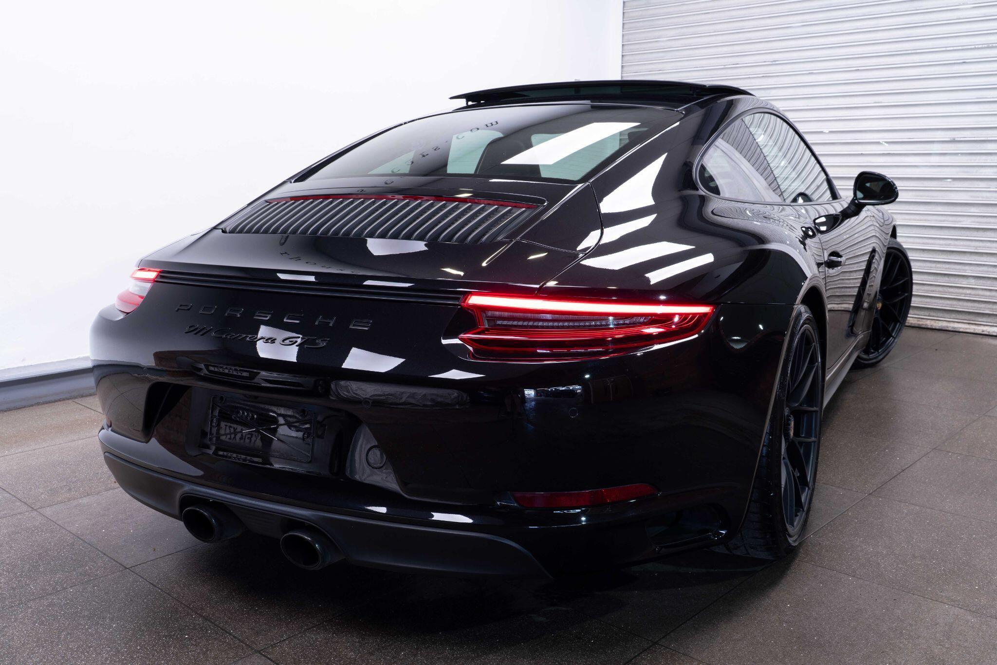 Porsche 911 - Image 4