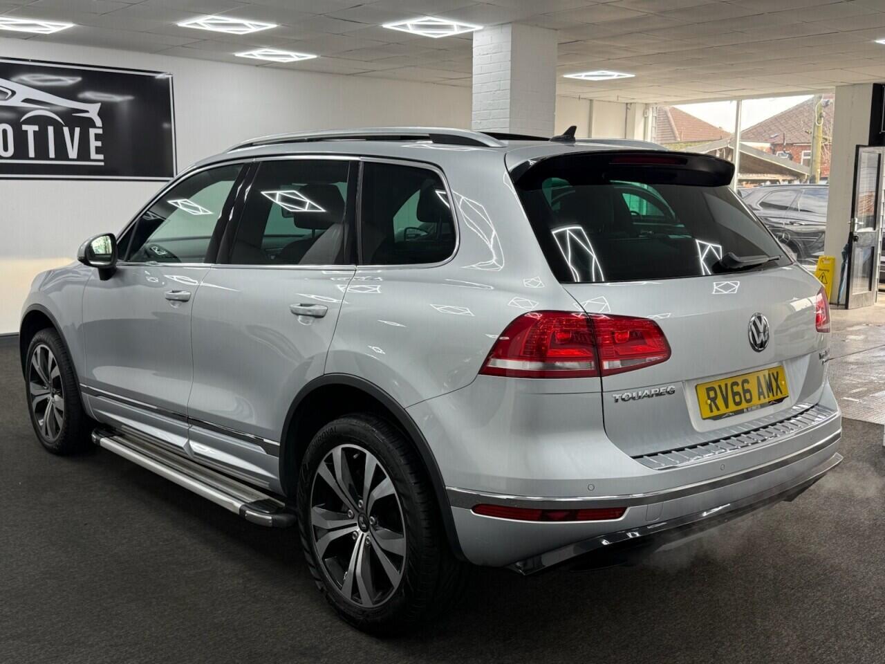 Volkswagen Touareg - Image 8
