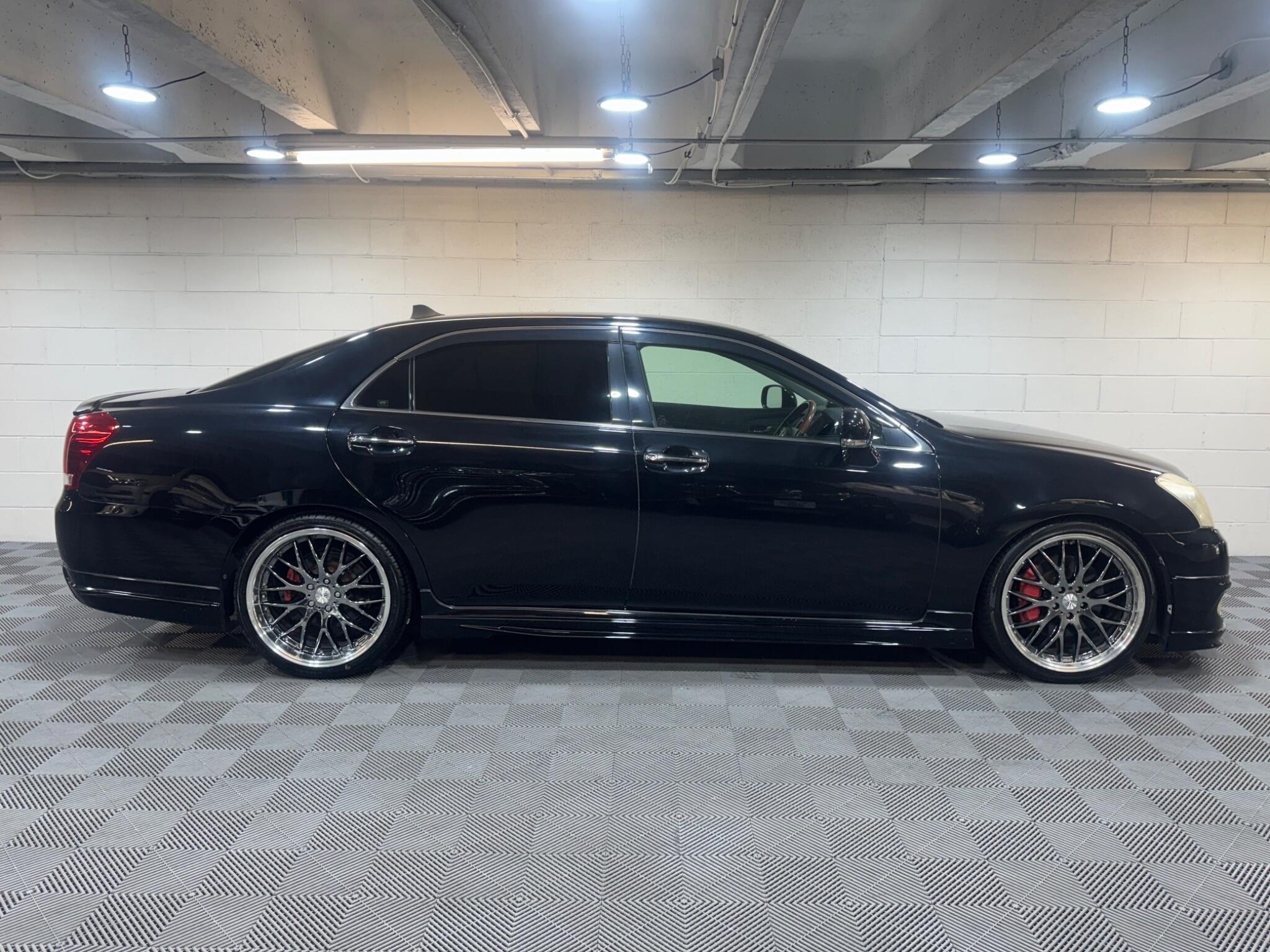 Toyota CROWN - Image 5