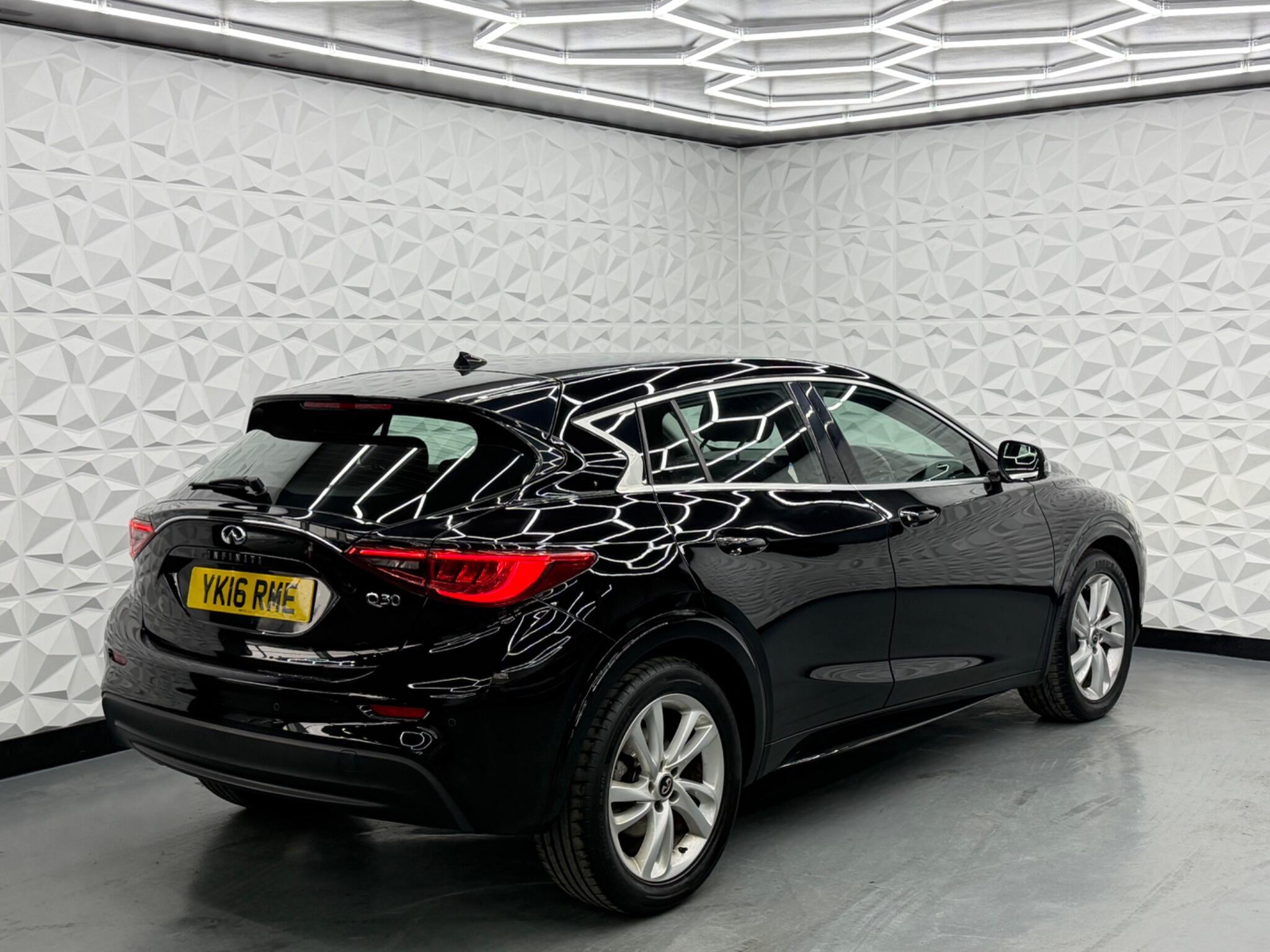 Infiniti Q30 - Image 12