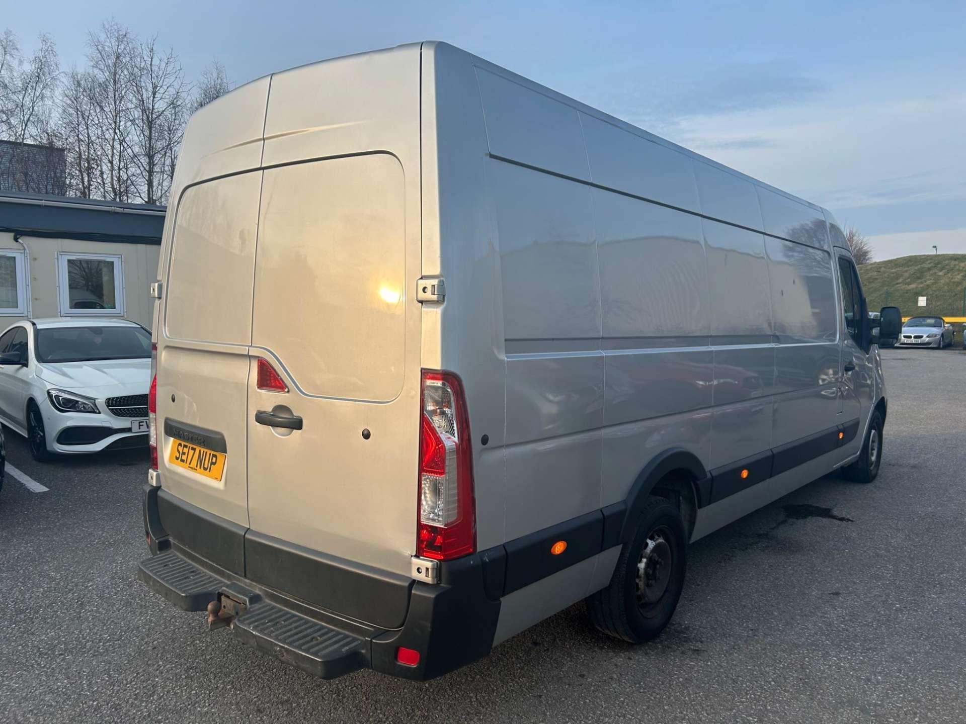 Renault Master - Image 8