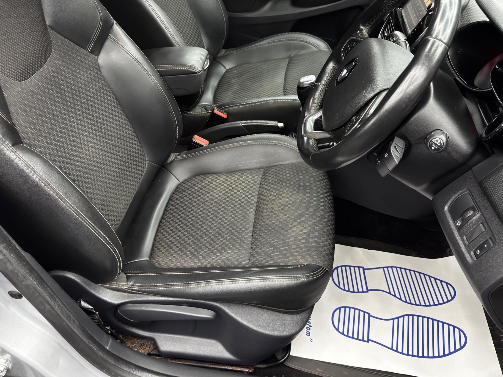 Renault Clio - Image 13