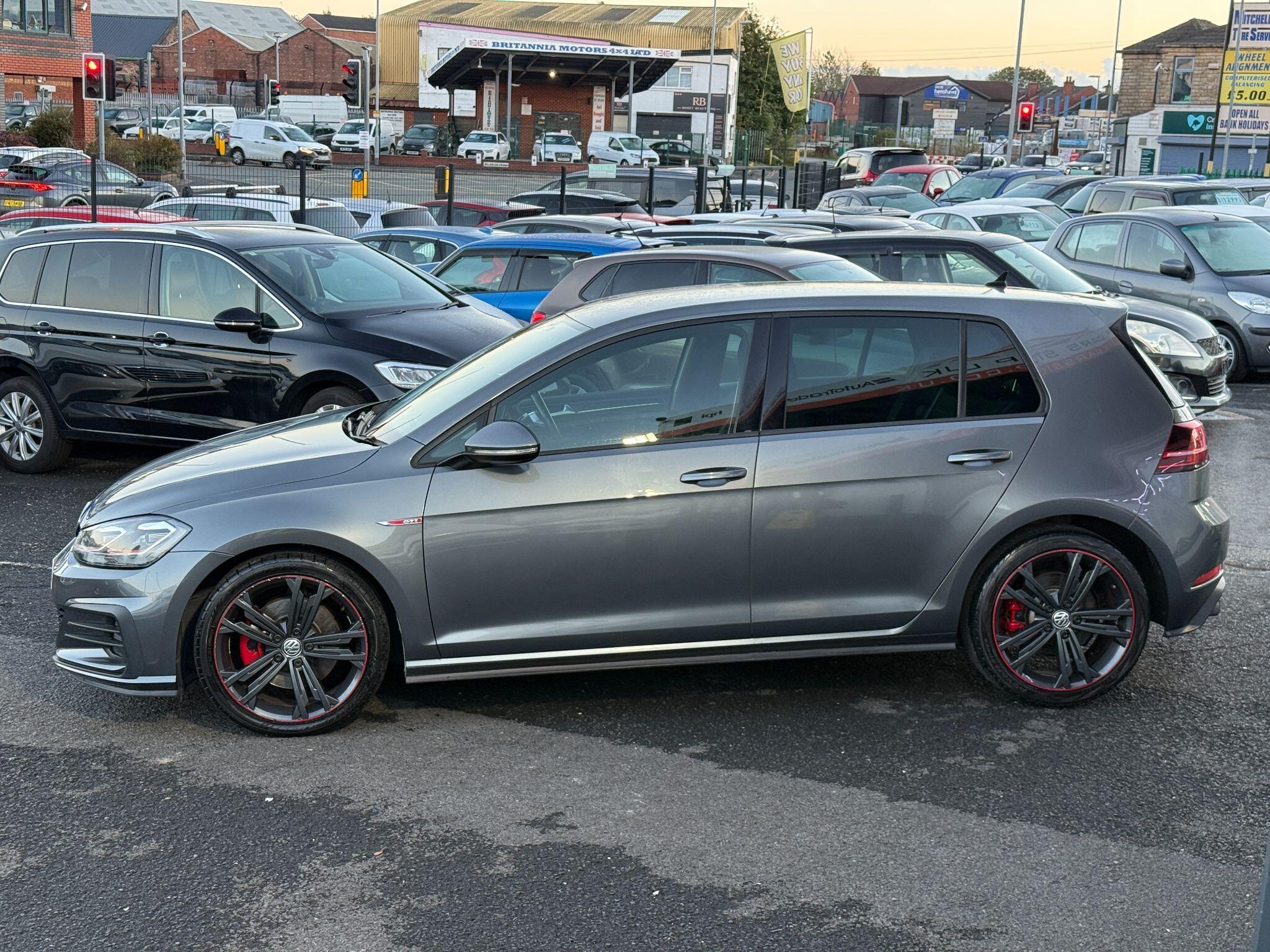 Volkswagen Golf - Image 17