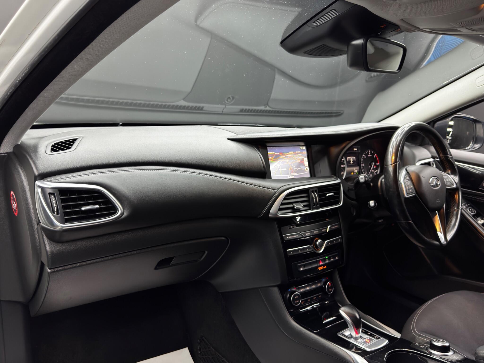 Infiniti Q30 - Image 11