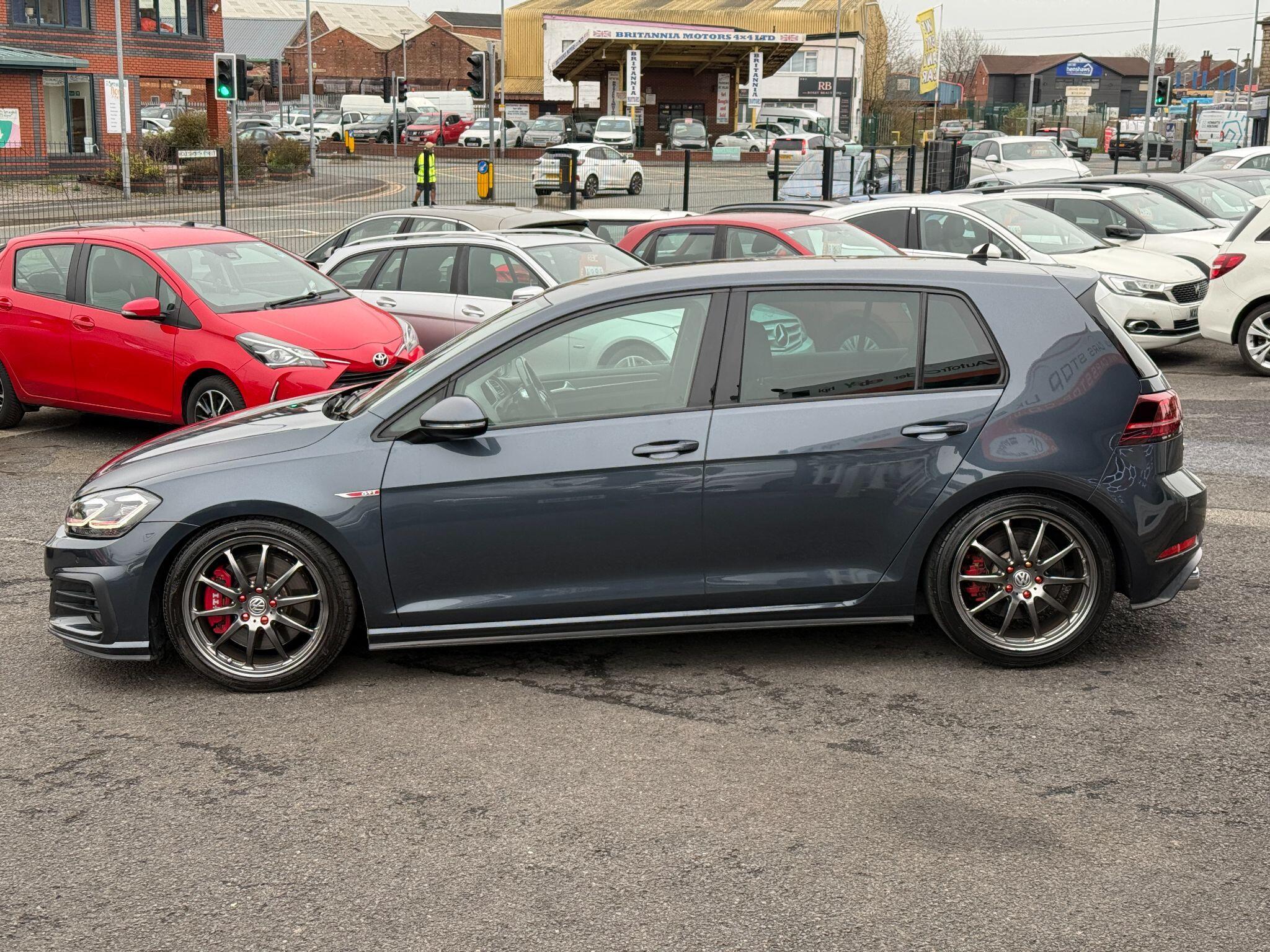 Volkswagen Golf - Image 17