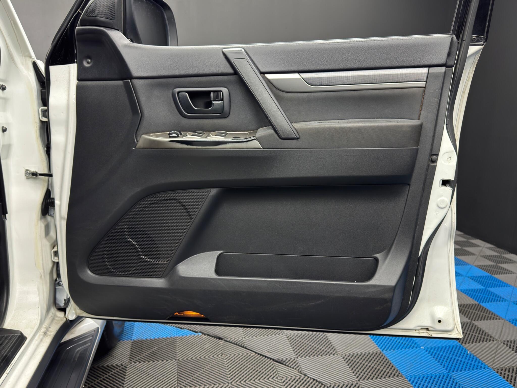 Mitsubishi Shogun - Image 28